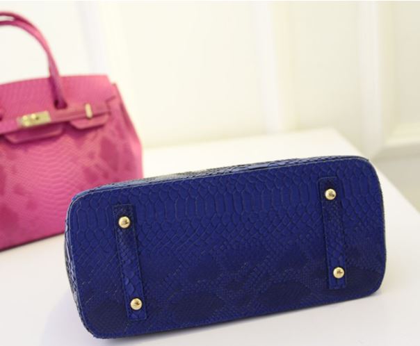 กระเป๋าสะพายข้างผู้หญิง กระเป๋าถือ กระเป๋าไฮโซ ทรงคุณนาย ลายเกร็ดงู รุ่นยอดนิยม มีหมุดรองกระเป๋า 180461