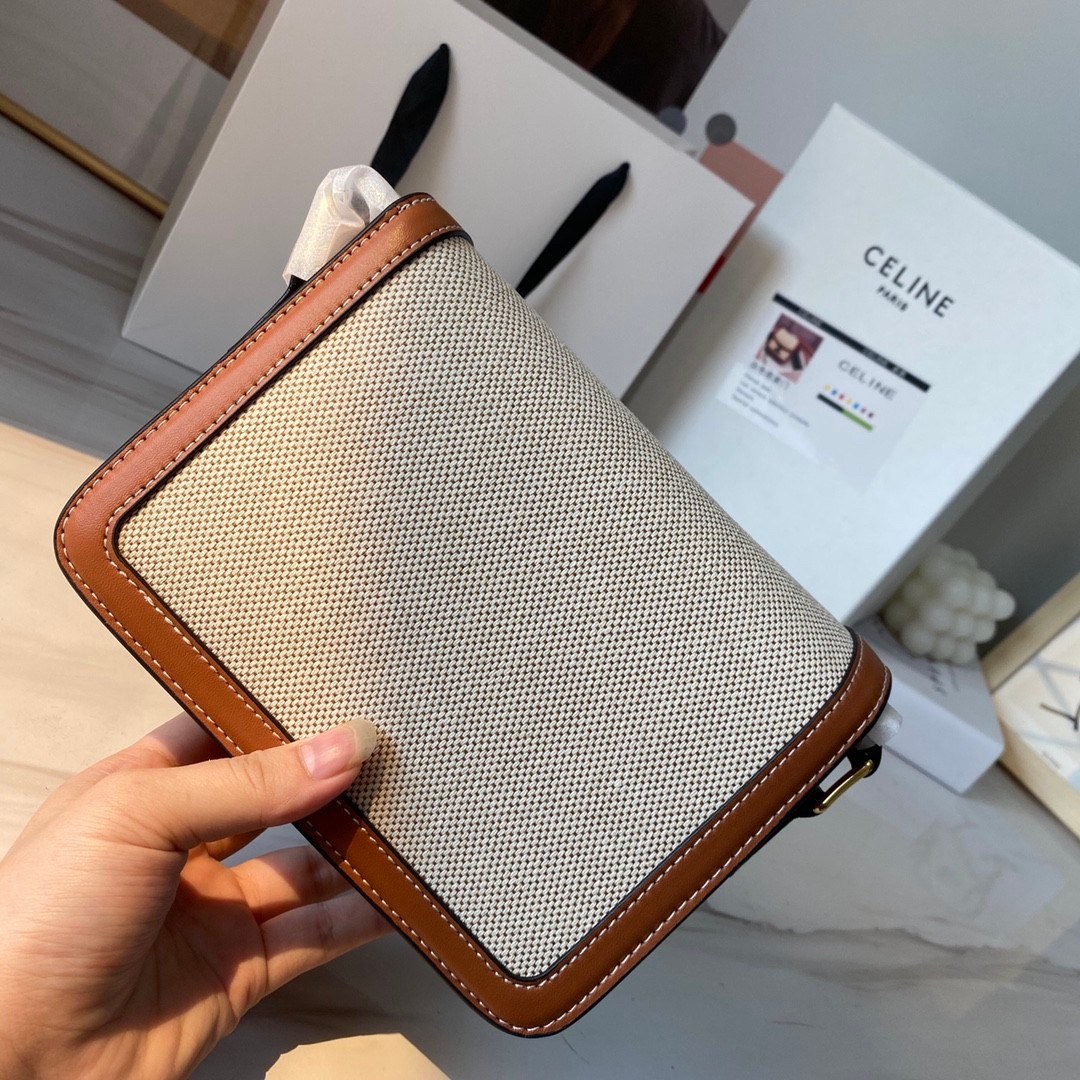 พร้อมส่งรุ่นขายดี!! CELINE CROSSBODY VIP GIFT WITH PURCHASE GWP กระเป๋าพรีเมี่ยมกิ๊ฟ Limited จาก PARFUME DUTYFREE COUNTER สวยอยู่ทรงเปิดปิดด้วยตัวล้อคด้านหน้า ภายในมีช่องใส่ของหลัก พร้อมช่องซิป ใส่กระเป๋าสตางค์กลาง + มือถือได้ ทรงนี้กำลังมาแรงมาก แมชต์ลุค