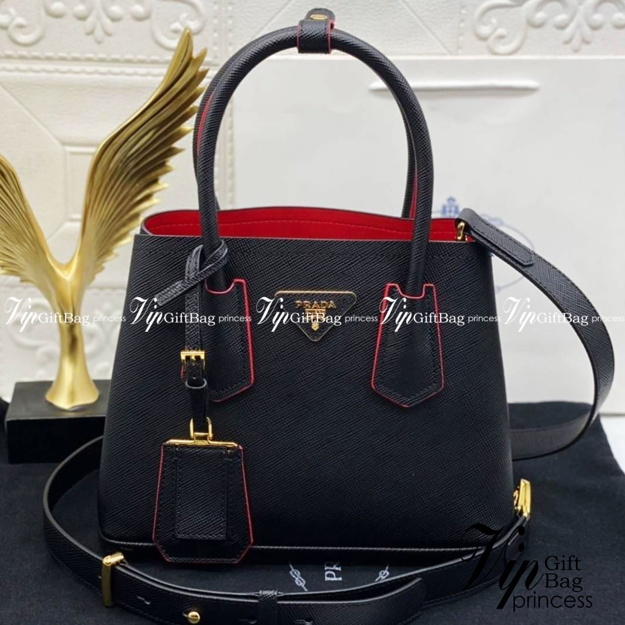 25cm Prada Small Saffiano Leather Double Bag / Prada Double Bag กระเป๋าสะพายพราด้า อีกหนึ่งรุ่นฮิต ให้พื้นที่จุของกว้างขวาง เป็น Tote Bag ใช้งานง่าย ได้ทุกที่ ทุกโอกาส ด้วยขนาดของกระเป๋าที่สามารถจุของได้หลากหลาย เป็นอีกรุ่นที่เหมาะสมสำหรับการเป็น Everyday