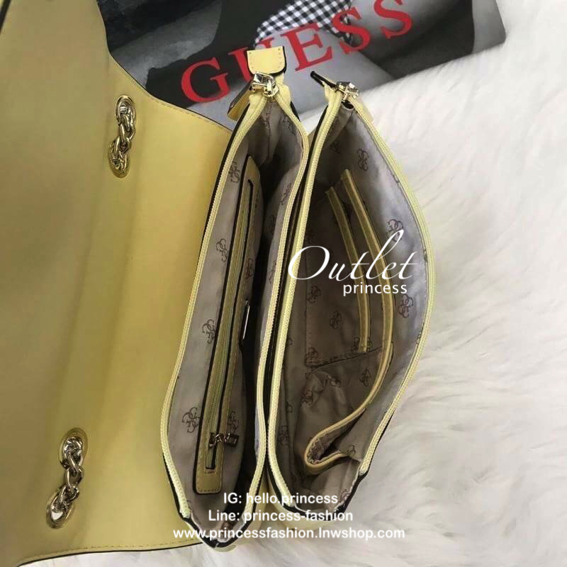 Guess Elliana Convertible Flap Over Crossbody กระเป๋าสะพายรุ่นใหม่จาก Guess factory รุ่นนี้สามารถสะพายได้ทั้งสายคู่และสายเดี่ยว สายสะพายโซ่ต่อหนังไม่เจ็บบ่า ด้านหน้าประดับtagโลหะหุ้มหนังถอดออกได้ วัสดุหนังpu ลายตาราง เรียบนิ่ม เปิดปิดกระเป๋าด้วยกระดุมแม่เ