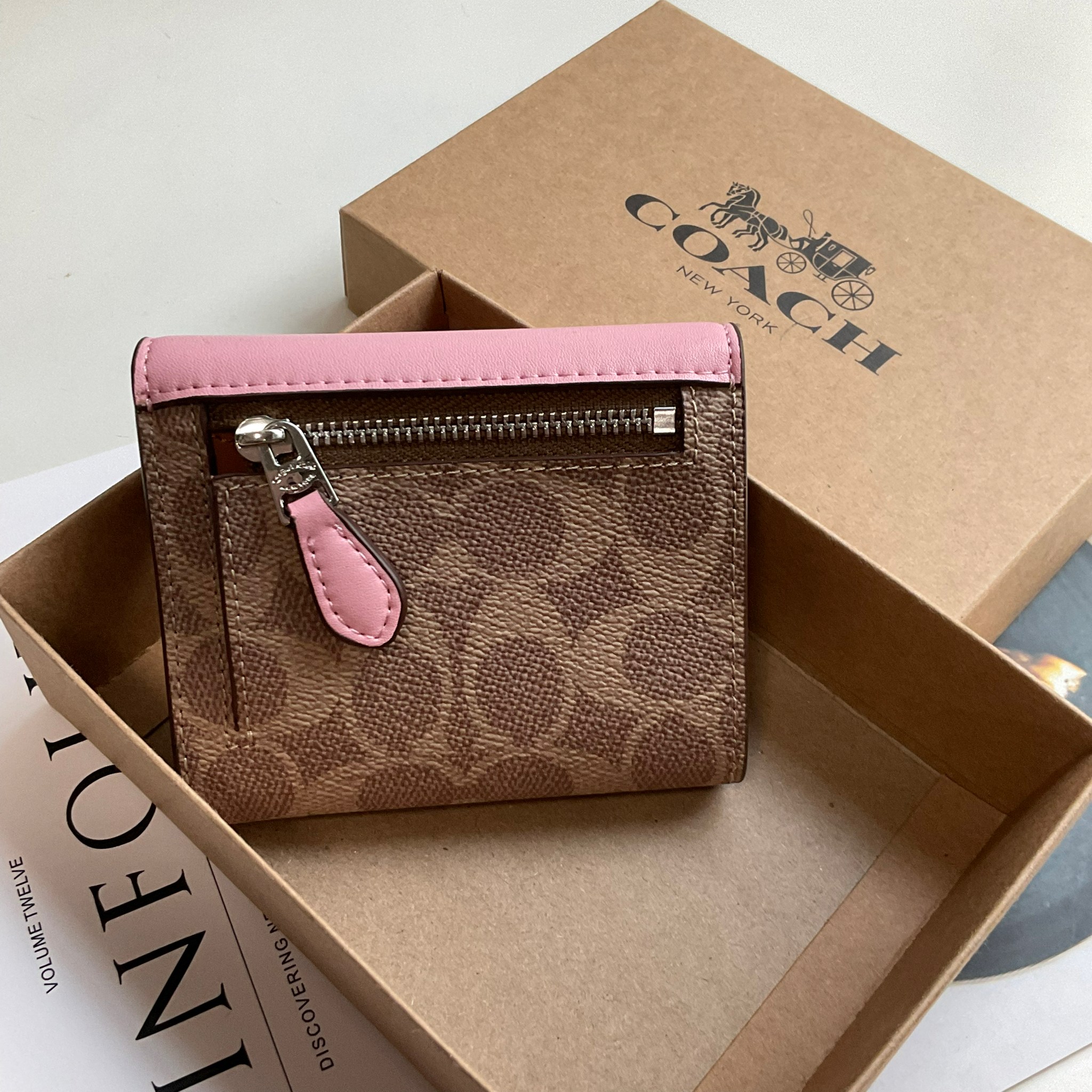 COACH SMALL WALLET IN SIGNATURE CANVAS กระเป๋าสตางค์ใบสั้น แบบพับสองตอน หน้าจดหมาย เปิดปิดด้วยกระดุมปั้มแบรนด์ ด้านในมีช่องใส่บัตรหลายช่อง และช่องใส่ธนบัตร ด้านหลังมีช่องซิปเหรียญอีกหนึ่งช่อง น้ำหนักเบา พกพาสะดวก มีให้เลือกหลายสี ห้ามพลาดค่ะ!