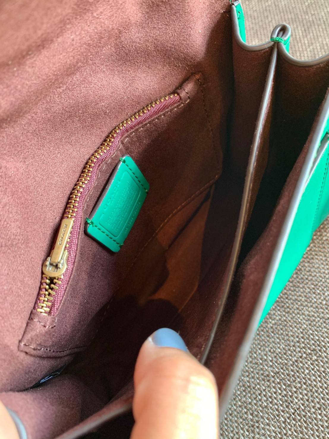 COACH TABBY TOP HANDLE 20 พร้อมส่งที่ไทยค่ะ! กระเป๋าหิ้ว//สะพายข้างได้ หนังแท้อย่างดี กหนึ่งใบทำหนังสองลายได้อย่างสวยงาม พร้อมโลโก้รุ่นใหม่ล่าสุดดูดีมากๆค่ะ เปิดปิดกระเป๋าแบบกดล็อค ภายในมีช่องหลักสองช่อง ใส่มือถือได้ทุกรุ่น;กระเป๋าเงินใบกลางได้;ของจำเป็นจ