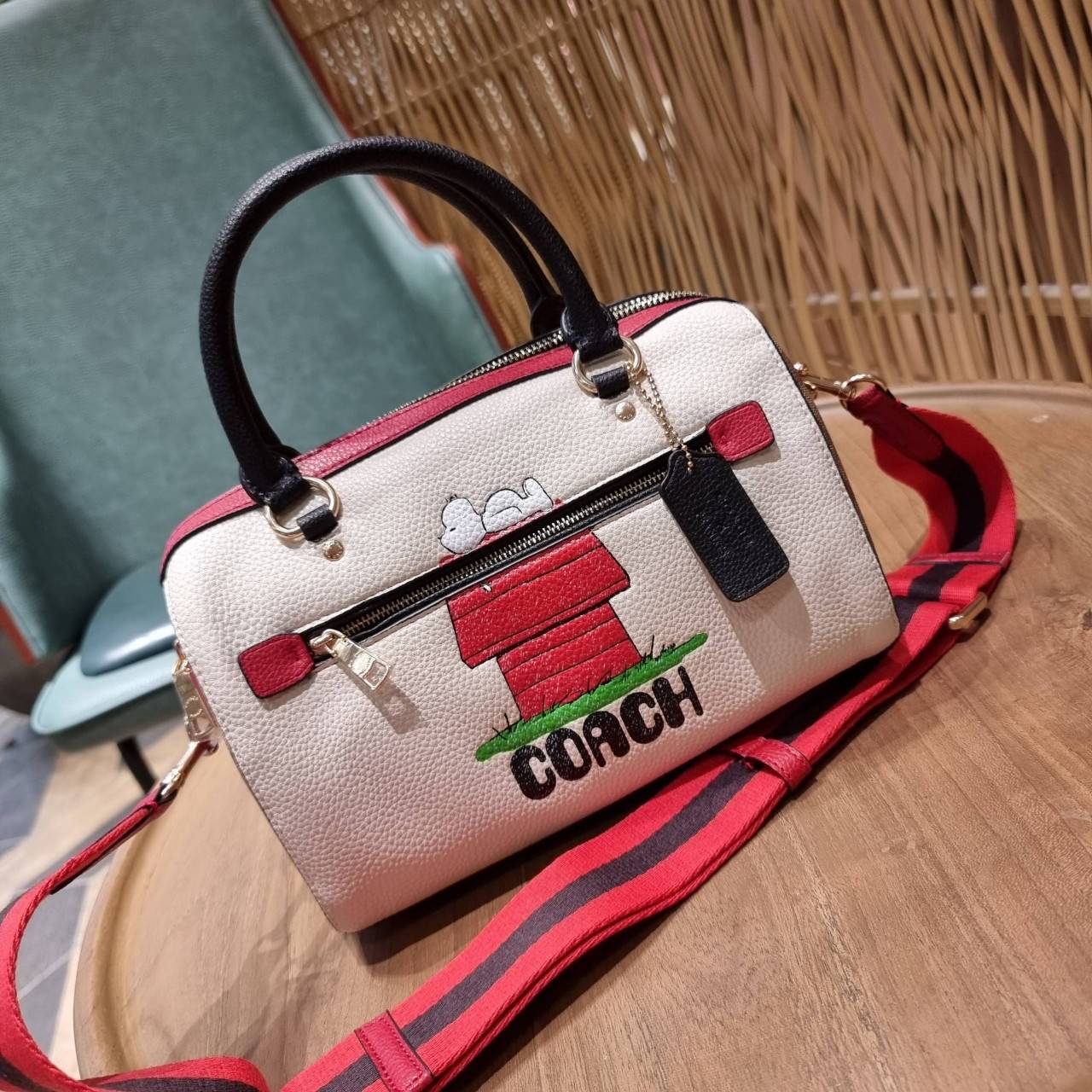 LIMITED EDITION💥 🌈สวย+คุณภาพ สินค้าต้องมีค่า Coach X Peanuts Rowan Satchel With Snoopy ((C6164)) พร้อมส่งที่ไทย ใหม่ล่าสุด ห้ามพลาดค่าา! สวยกันให้สุด กับกระเป๋าทรงหมอน ขนาดกลางกำลังดี หนังแท้นิ่ม ลายหนังสวยงามมากๆค่ะ 🔺ด้านหน้ามีโลโ