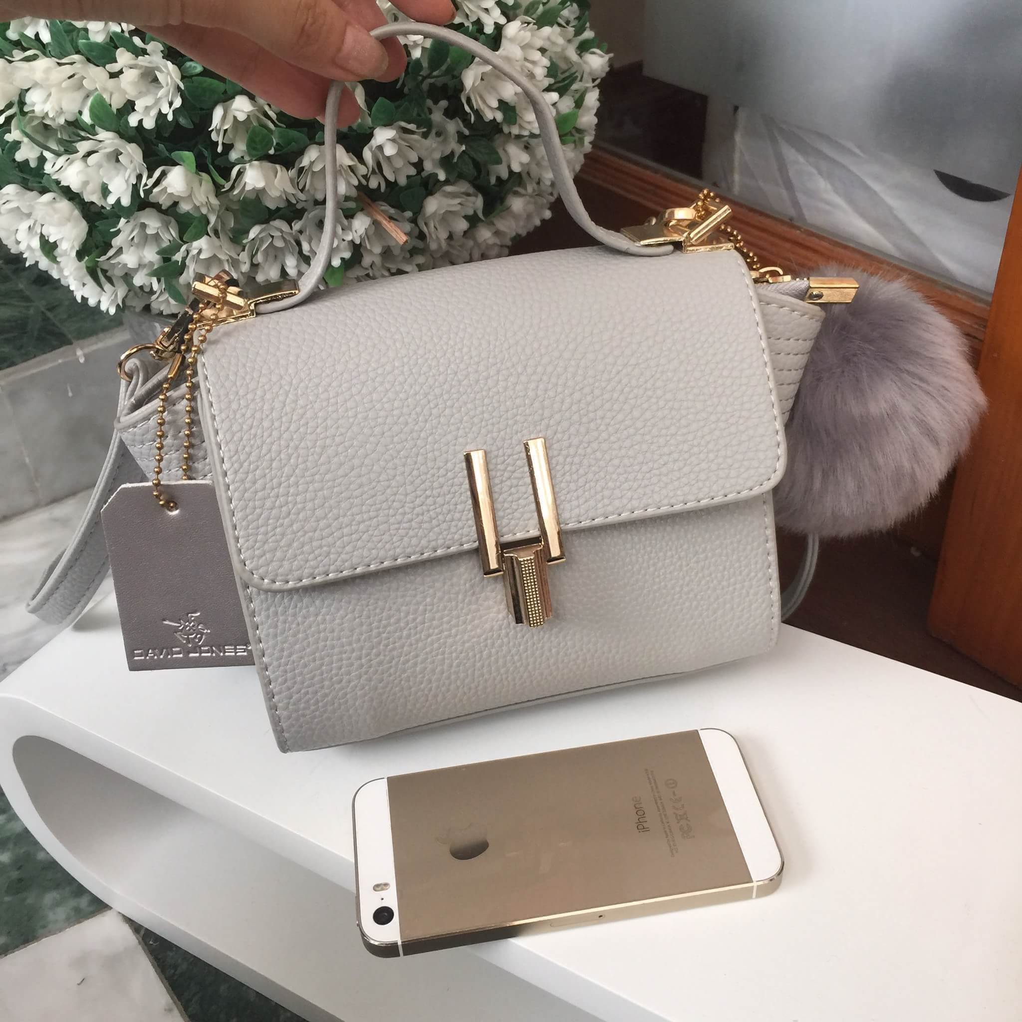 ทรงขายดี มาใหม่สวยหรูมากคะ 👑 สีใหม่ sweet grey กระเป๋าถือ / สะพายจาก แบรนด์ David jones หนังอย่างดี ขนาด มินิ กำลังดี มีช่องใส่ของจุกจิกด้านใน สีสวยคะ เข้ากับชุดได้ง่ายมากๆ ใบนี้แนะนำเลย #สวยมาก #ห้ามพลาดเลยคะ