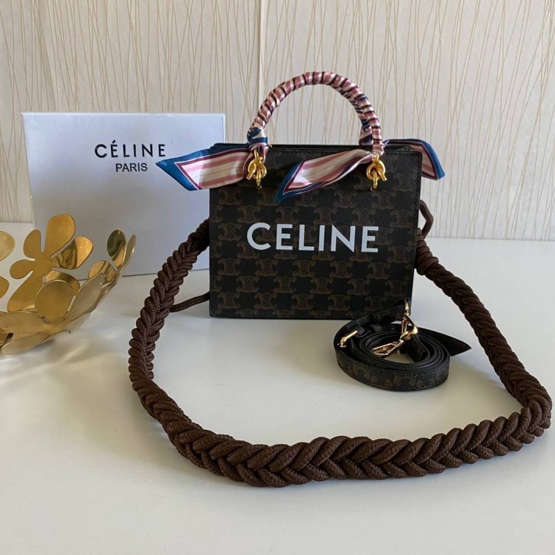 CELINE Tote Bag / Celine Mini Vertical Cabas In Triomphe Canvas And Calfskin With Celine Print Tan พร้อมส่งที่ไทย!! ที่นี่ที่เดียว สวยน่ารักมากๆ ใช้งานดี ถือได้ สะพายได้ กระเป๋ารุ่นโท้ทที่ถามกันเยอะมาก บอกเลยน่ารักสุดๆ สายสะพายมีมาให้สองสาย สายหนัง สายเชื