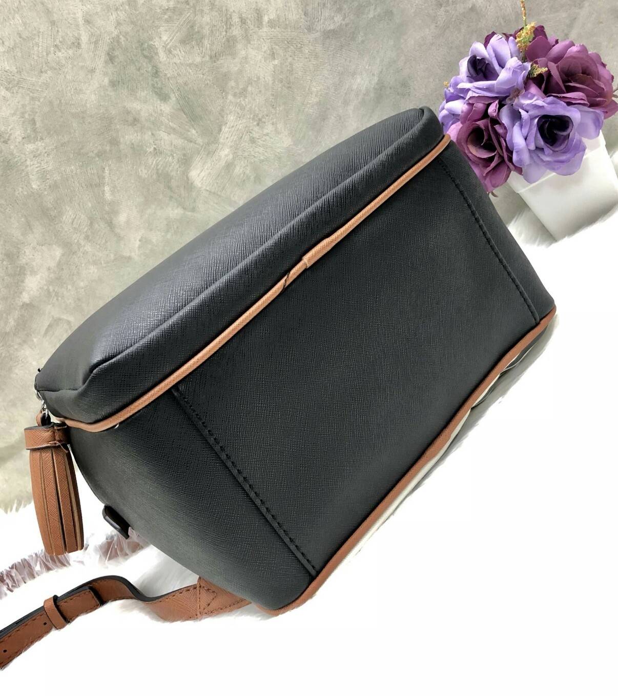 GUESS Women’s Backpack New arrival จากแบรนด์ GUESS รุ่นหายากค่ะ - กระเป๋าเป้สะพายหลัง วัสดุหนังลาย saffiano - ด้าานหน้ามี logo brand, มีช่องซิปมาพร้อมพู่สะดวกใช้ - เปิดปิดกระเป๋าแบบซิปคู่ หู้หิ้วหนัง - ภายในกระเป๋าโล่งกว้าง จะได้เยอะค่ะ มีช่องซิปเล็กอีก 1