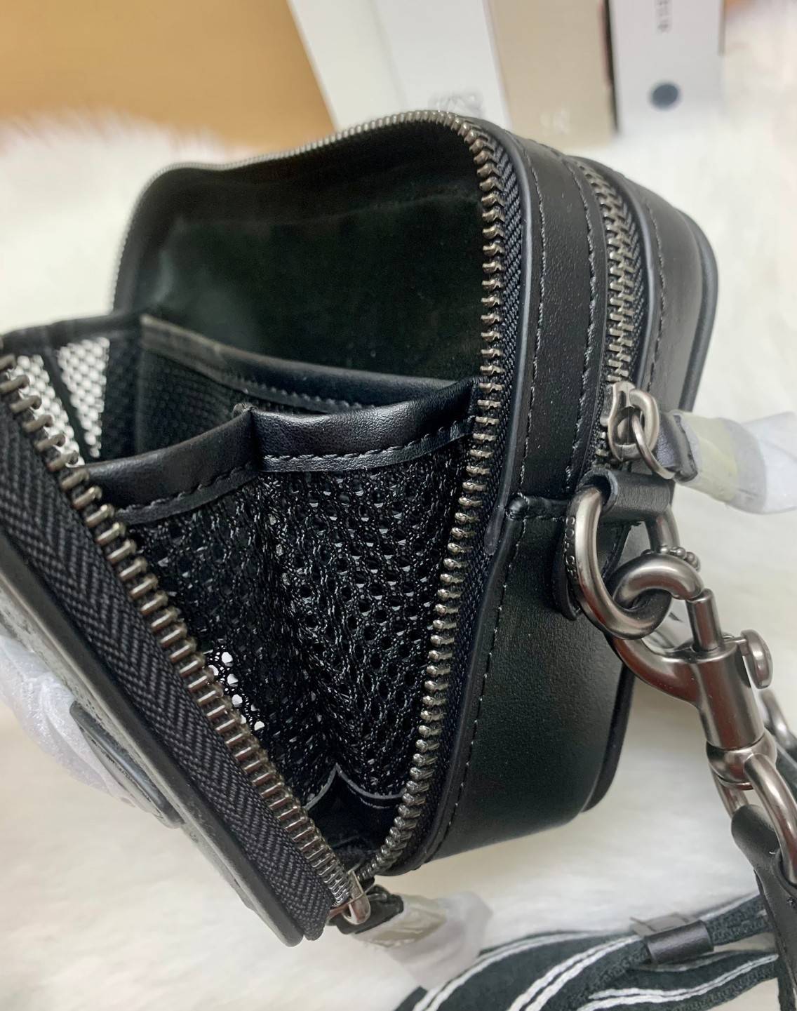 รุ่นสุดคูลล ใช้คู่ได้ทั้งชาย//หญิงเลยค่าา😘 COACH CHARTER CROSS BODY IN SIANATURE JACQUARD((C3780)) 💋พร้อมส่ง สินค้าออกใหม่ ไม่มียังไงไหว!! ✔️กระเป๋าสะพายครอสบอดี้ร์ หรือสามารถสอดมือตรงหนังด้านหน้าถือแบบเก๋ๆได้ด้วยค่าา วัสดุJacquardท