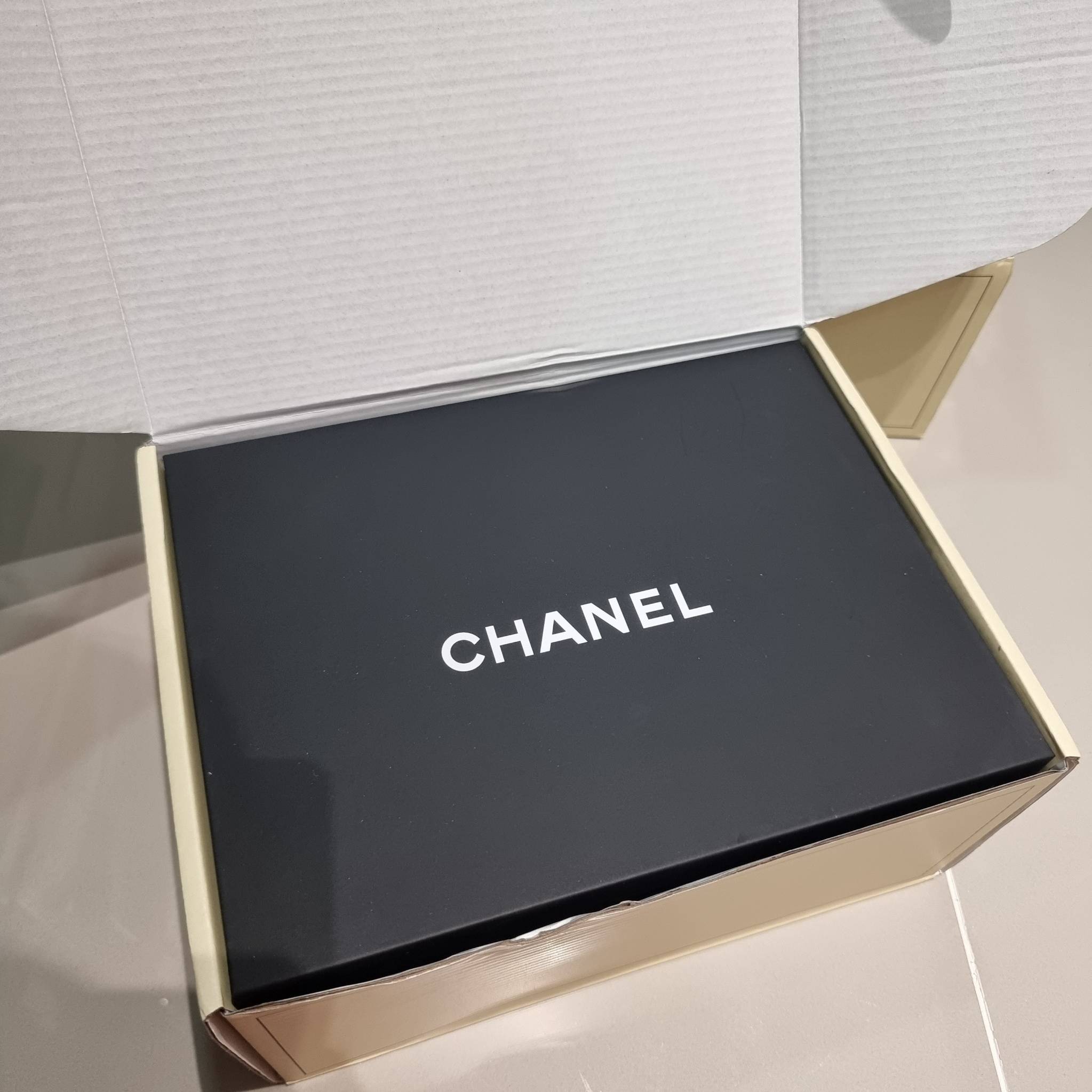 CHANEL woc with top handle black / CHANEL WALLET ON CHAIN กระเป๋าสะพายข้างไซส์กำลังดี สวยหรู ดีไซน์คลาสสิคผสานกิมมิคประจำแบรนด์ ทำให้ไอเท็มนี้เพิ่มมูลค่าขึ้นไปอีก สร้างสรรค์ตัวกระเป๋าด้วยหนังแกะ สัมผัสสบายมือ ใช้งานสะดวกด้วยกระดุมแม่เหล็ก ภายในกระเป๋าแบ่ง