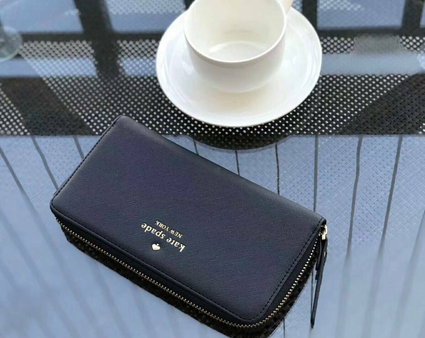 KATE SPADE LONG WALLET กระเป๋าสตางค์ใบยาวรุ่นใหม่ล่าสุดหนัง Saffiano สไตล์ PRADA สวยน่าใช้ ภายในมีช่องซิป1ช่อง และช่องใส่บัตรหลายช่อง ใส่เหรียญ บัตรได้เยอะ ตัวจริงสวยน่าใช้มากค่ะ