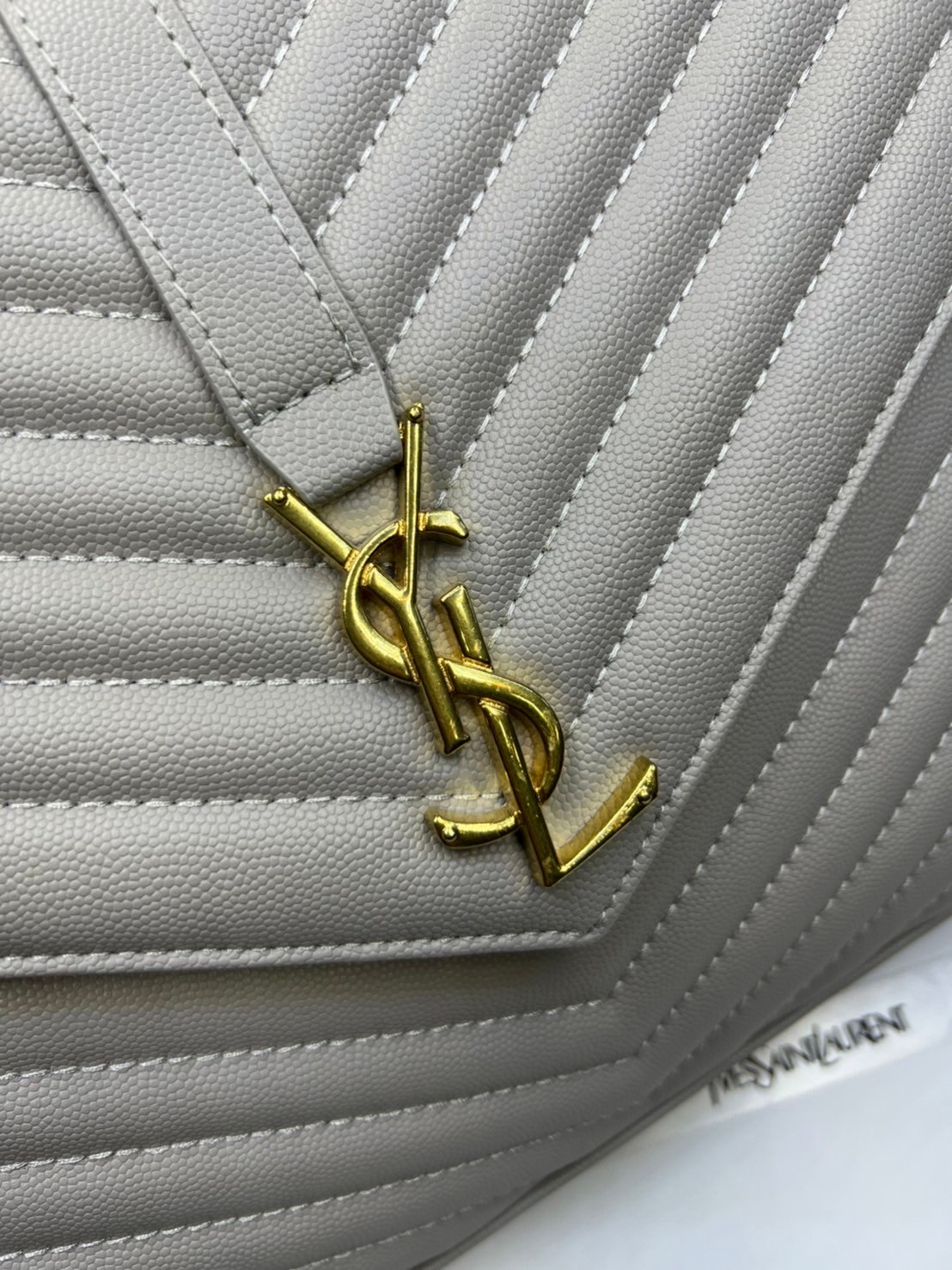 หนังแท้ YSL college large chain bag in quilted leather 30cm กระเป๋าสะพายใบใหญ่ ดีไซน์ทรงสวยหรู ตอบโจทย์ได้ทุกสไตล์ ภาพสินค้าถ่ายจากงานขายจริง ใช้งานต่างประเทศได้