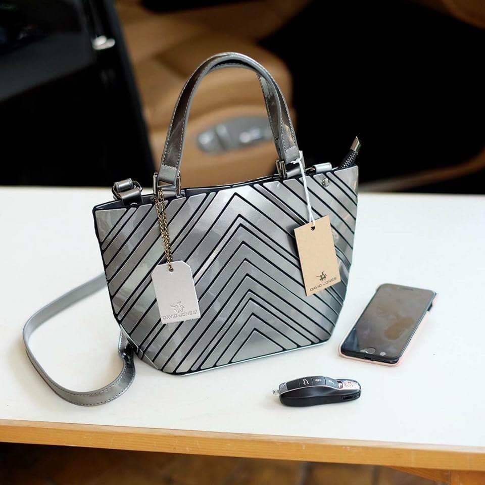 David Jones mini tote bag New arrival & Limited edition กระเป๋าถือหรือสะพาย ลายสวย V shape look modern ปรับใช้ได้ 2 ทรง น้ำหนักเบา ใส่กระเป๋าสตางค์ยาวได้ค่ะ มีช่องเล็กใส่ของจุกจิก ใบนี้ mix & match ได้ทุก look ค่ะ #OBSDAVIDJONES