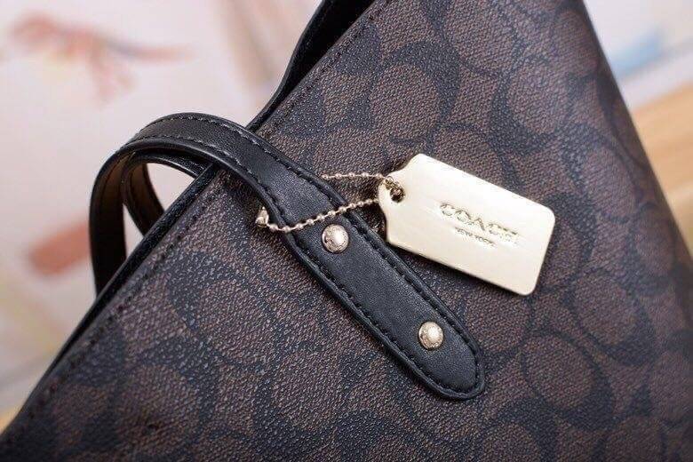 รุ่นยอดนิยม COACH TOWNTOTE IN SIGNATURE CANVAS F76636 กลับใช้ได้ทั้งสองด้าน ใบขนาดใหญ่จุใจ ใส่ของได้เยอะมากกก เป็นรุ่นที่สวยตลอดกาล ควรมีติดตู้ไว้เลยค่าา