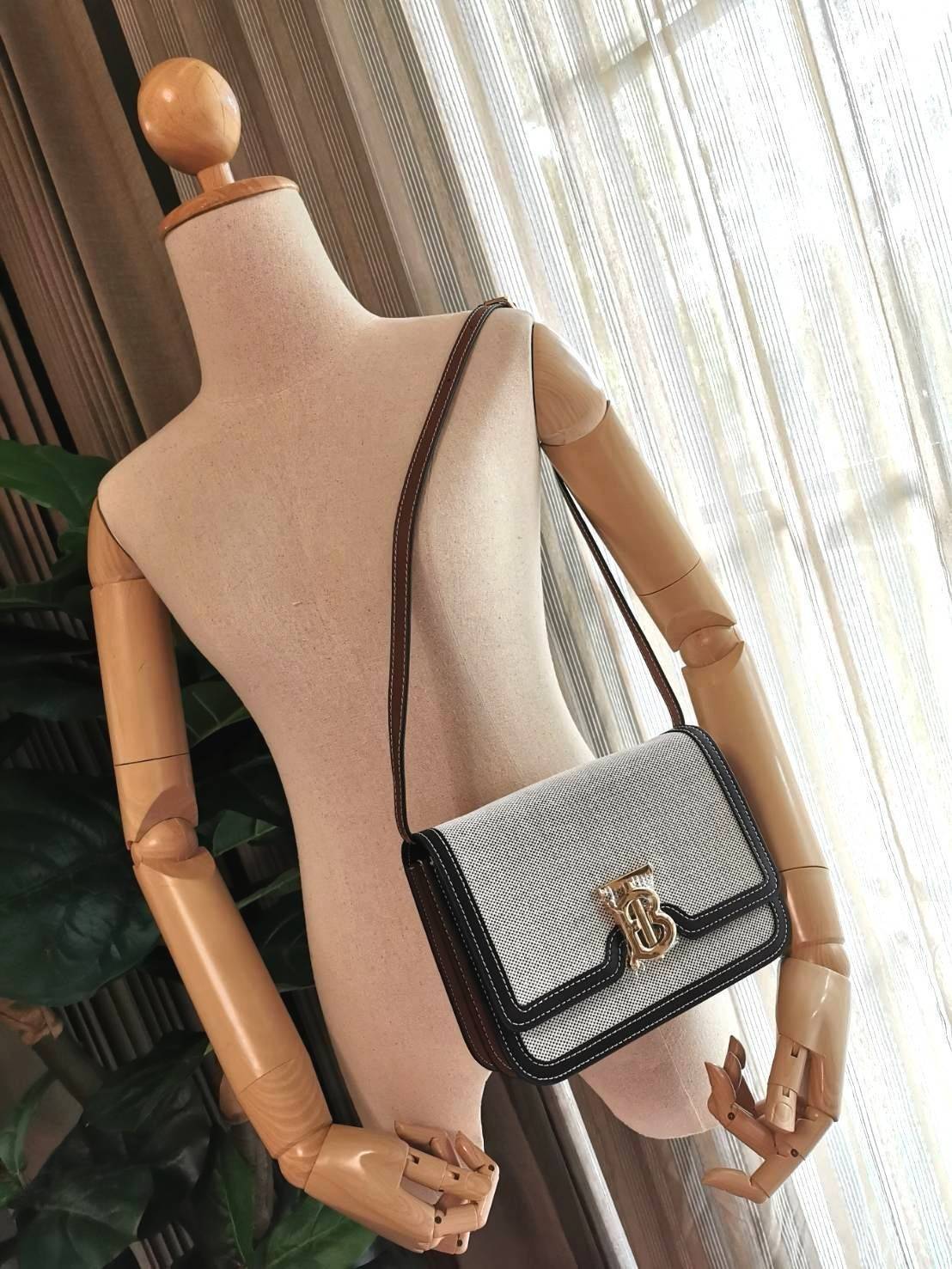 BURBERRY FRAGRANCES CROSSBODY BAG VIP GIFT WITH PURCHASE (GWP) พรีเมี่ยมกิ๊ฟรุ่นใหม่ล่าสุด Limited Edition วัสดุ Canvas & Leather ทรงเหลี่ยมสวยหรูอยู่ทรงโลโก้แบรนด์ด้านหน้าเปิดปิดด้วยฝาปิดสัญลักษณ์รูปตัวBภายในมีช่องแบ่งเป็นสัดส่วนใส่มือถือของจุกจิกได้ สาย