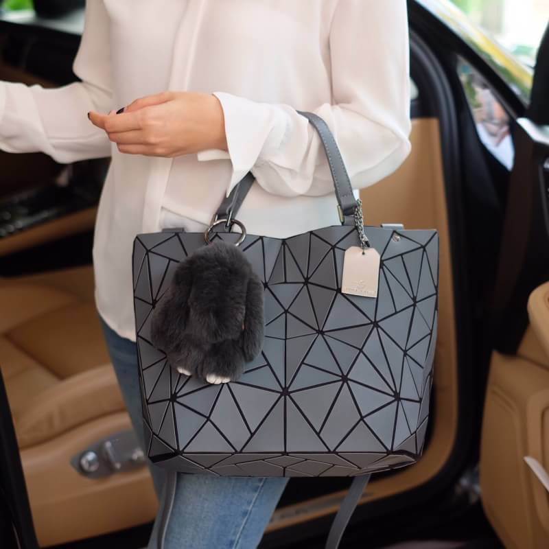 Metal grey Tone สีสุด classic ที่ แมทช์กับชุดง่ายมาก แถมยังลาย Limited edition หายาก ❤️ปรับทรงได้ 2 แบบ น่ารักมาก ค่า กระเป๋า จากแบรนด์ David Jones กระเป๋าสะพายข้างดีไซน์เกร๋มาก สีสวยหรูมาก ขนาดกะลังดีเลย น้ำหนังเบามากคะ ภายในมีช่องเก็บของจุกจิกได้