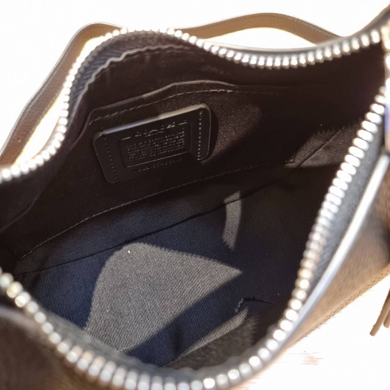 COACH C6807 KLEO HOBO IN SIGNATURE CHAMBRAY ใหม่ล่าสุด คอลเลคชั่นสุดคิ้วท์ ที่สาวๆต้องหลงรัก กระเป๋าสะพายทรงโฮโบ ที่ดีไซน์มาให้ปรับใช้งานได้หลากหลาย วัสดุหนัง pepble สวยหรู รูดเปิด-ปิดด้วยซิป ภายในเป็นช่องโล่ง สายคล้องสามารถถอดออกใส่สายยาวสะพายข้างได้ หรื