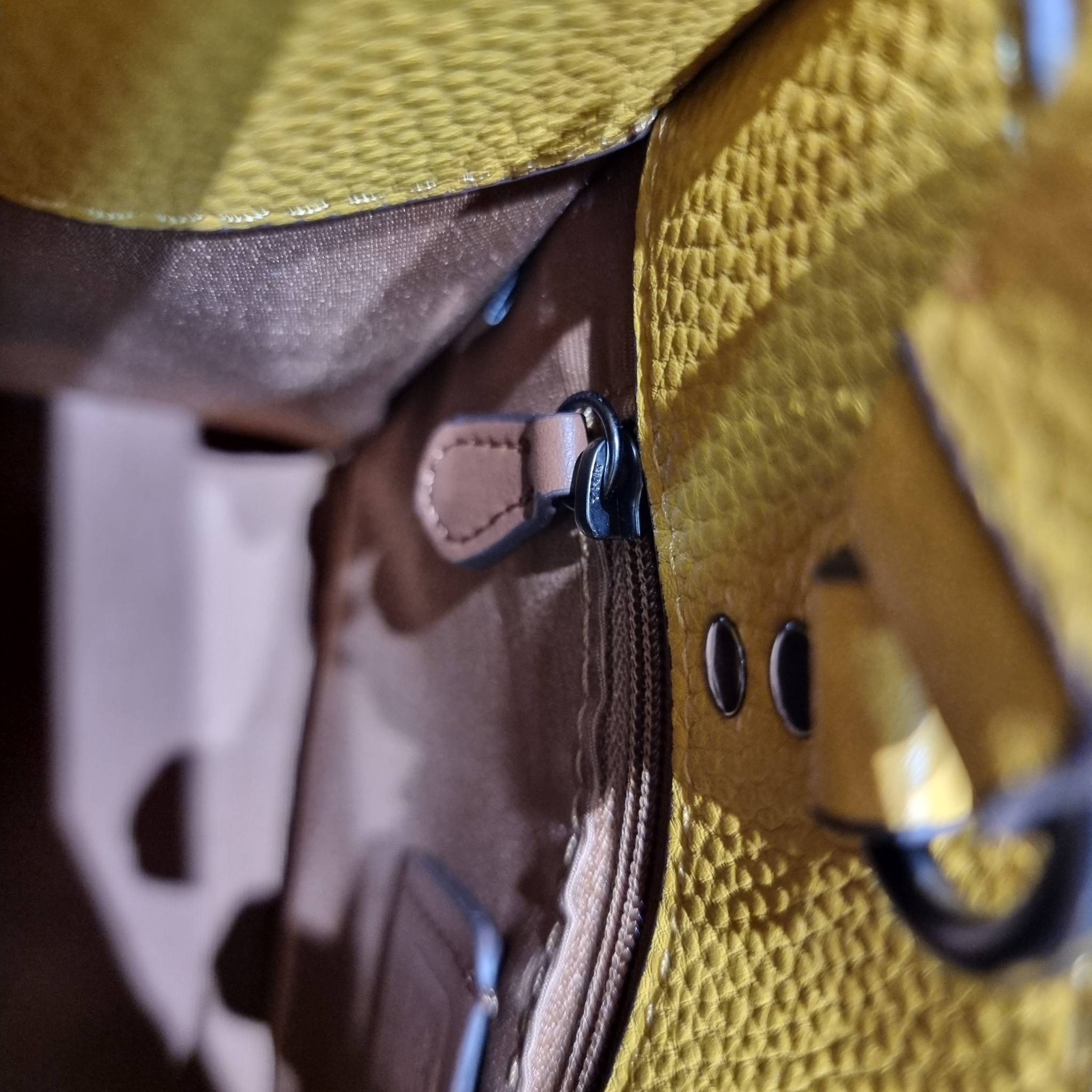 coach x peanuts dempsey tote 22 with snoopy present motif CE918 คอลเลคชั่นใหม่ น้องน่ารักเกินต้านไปมาก!! กับกระเป๋าทรงโท้ท ไซส์กำลังสวย ดีไซน์ ลายการ์ตูนยอดฮิต ที่ใครๆก็ต้องรู้จัก พิมพ์คมชัดลงบนหนัง pepble ผิวสัมน่าใช้ ปากกระเป๋ามีกระดุมแม่เหล็กปิดกันของห