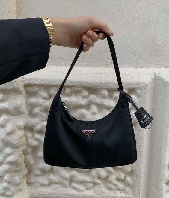 PRADA Nylon Mini Bag รุ่นใหม่แนะนำ!! พร้อมส่งครบ4สี รุ่นขายดีในตำนานค่ะ PRADA NYLON HANDBAGS ขนาดกะทัดรัด **อะไหล่เงิน วัสดุทำจากผ้าNylon อย่างหนา อยู่ทรง กันน้ำได้ หายห่วงคะ ด้านหน้ามีโลโก้แบรนด์ เปิดปิดด้วยซิป มาพร้อมสายผ้า ไม่สามา