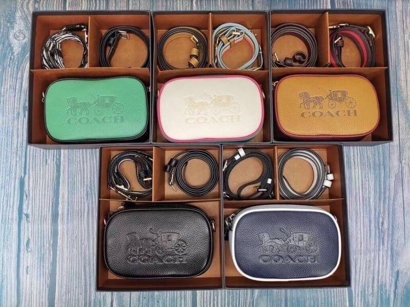 COACH JES CONVERTIBLE BELT BAG IN COLORBLOCK 2IN1 !! กระเป๋าคาดอก/สะพายข้าง ใช้ได้ถึง 2 แบบ!! คุ้มค่ามากที่สุด!! วัสดุหนัง pepble ดีไซน์เรียบ แต่หรู ภายในเป็นช่องโล่ง ใบนี้สาวๆที่ไม่ชอบพกของเยอะ เหมาะมากๆน้า 🙇♀️ ของดีราคาจับต้องได้ ไอเท็มนี