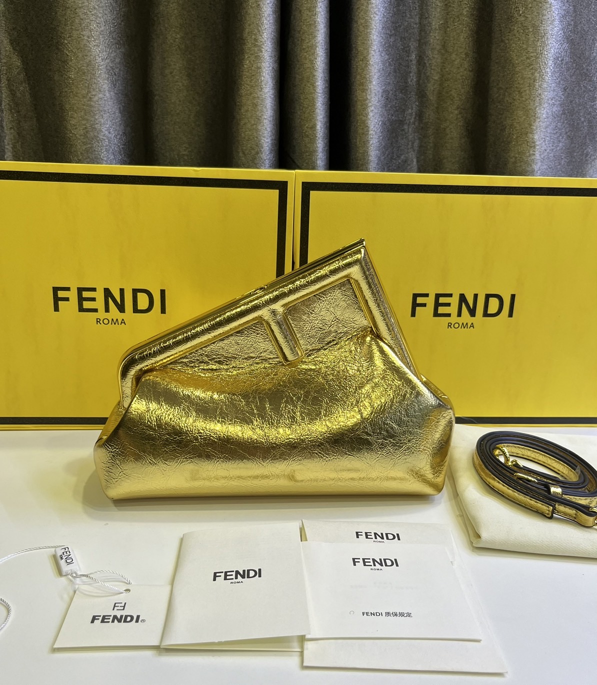 พร้อมส่ง 6 สี FENDI First Midi bag กระเป๋าทรงคลัชมาพร้อมสายสะพาย รูปลักษณ์สวยงามทันสมัย 🧡 เกรดออริจินอล 1:1 สลับแท้ ใช้งานต่างประเทศได้
