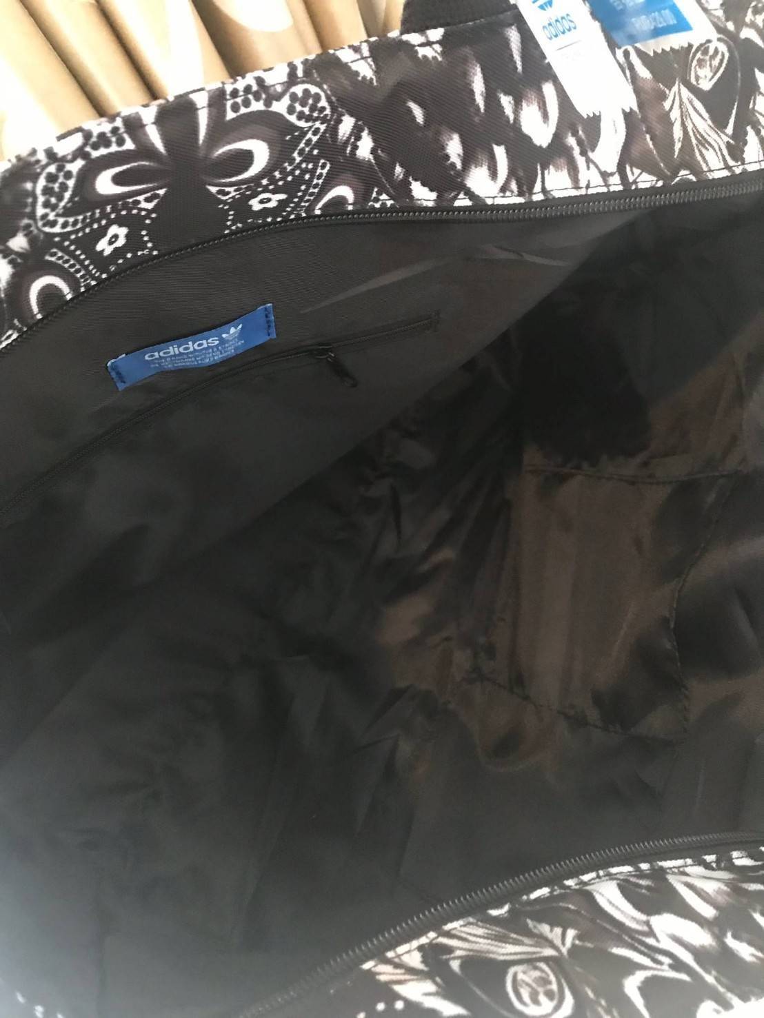 Adidas Original Large Tote Bag กระเป๋าสะพายทรง Tote หรือทรง shopping ใบใหญ่จาก Adidas Factory Outlet วัสดุ Nylon & Polyester 100% เนื้อนิ่มคุณภาพดี น้ำหนักเบาใบใหญ่จุได้เยอะ เปิดปิดด้วยซิปเดียวด้านบน หัวซิปปั้มโลโก้ ภายในมีช่องซิป แยกเก็บของสำคัญ และช่องใ