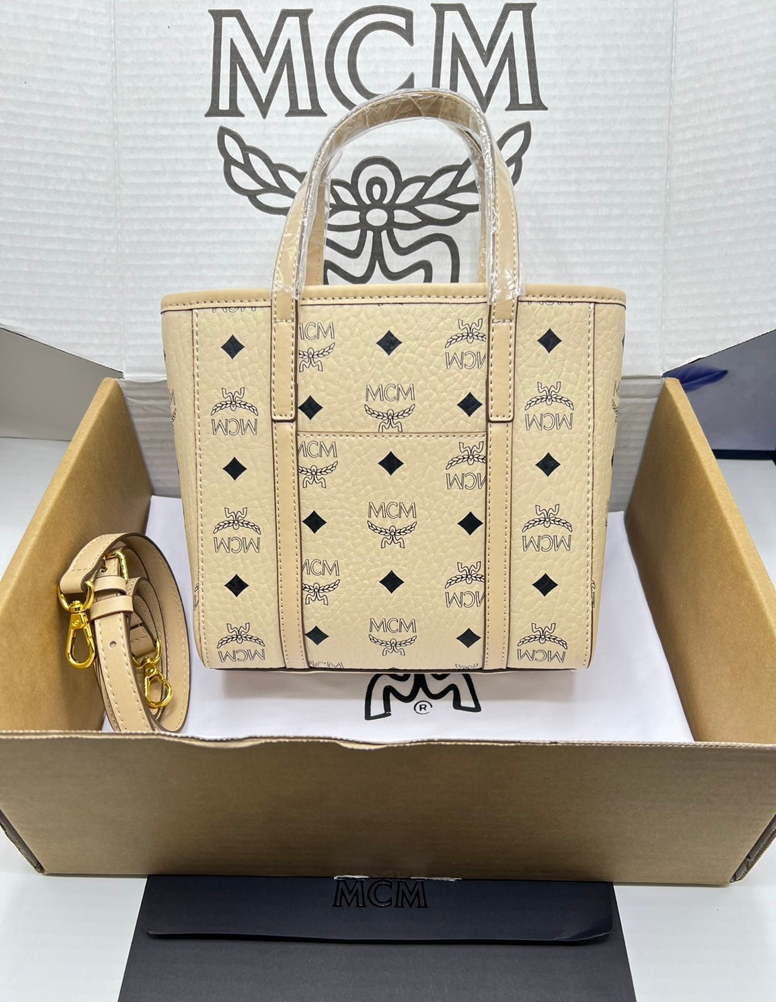 M.C.M Toni Top-Zip Shopper in Visetos กระเป๋าทรงโท้ท พร้อมพวงกุญแจน้องหมาห้อย พิมพ์ลายสวยงาม เกรดท็อปออริ 1:1 สลับแท้ ใช้งานต่างประเทศได้