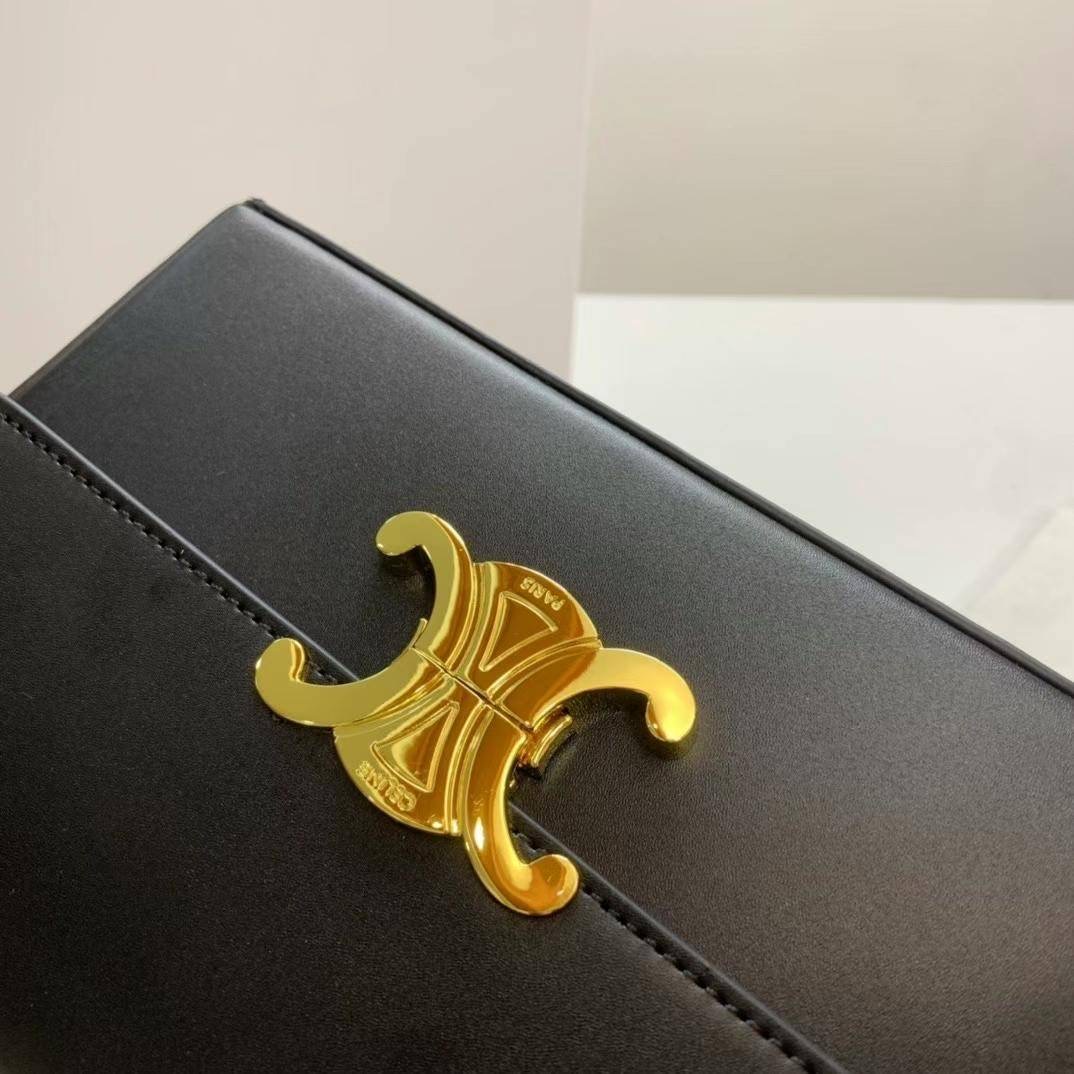 ORIGINAL🥂 Celine Triomphe shoulder handbag Bag / Celine box triomphe in Natural Calfskin Tan กระเป๋าสะพายเรียบหรูและดูทันสมัยใบนี้ออกมา ให้คุณเลือกสะพายในชีวิตประจำวันเข้ากับการแต่งตัวสบาย ๆ