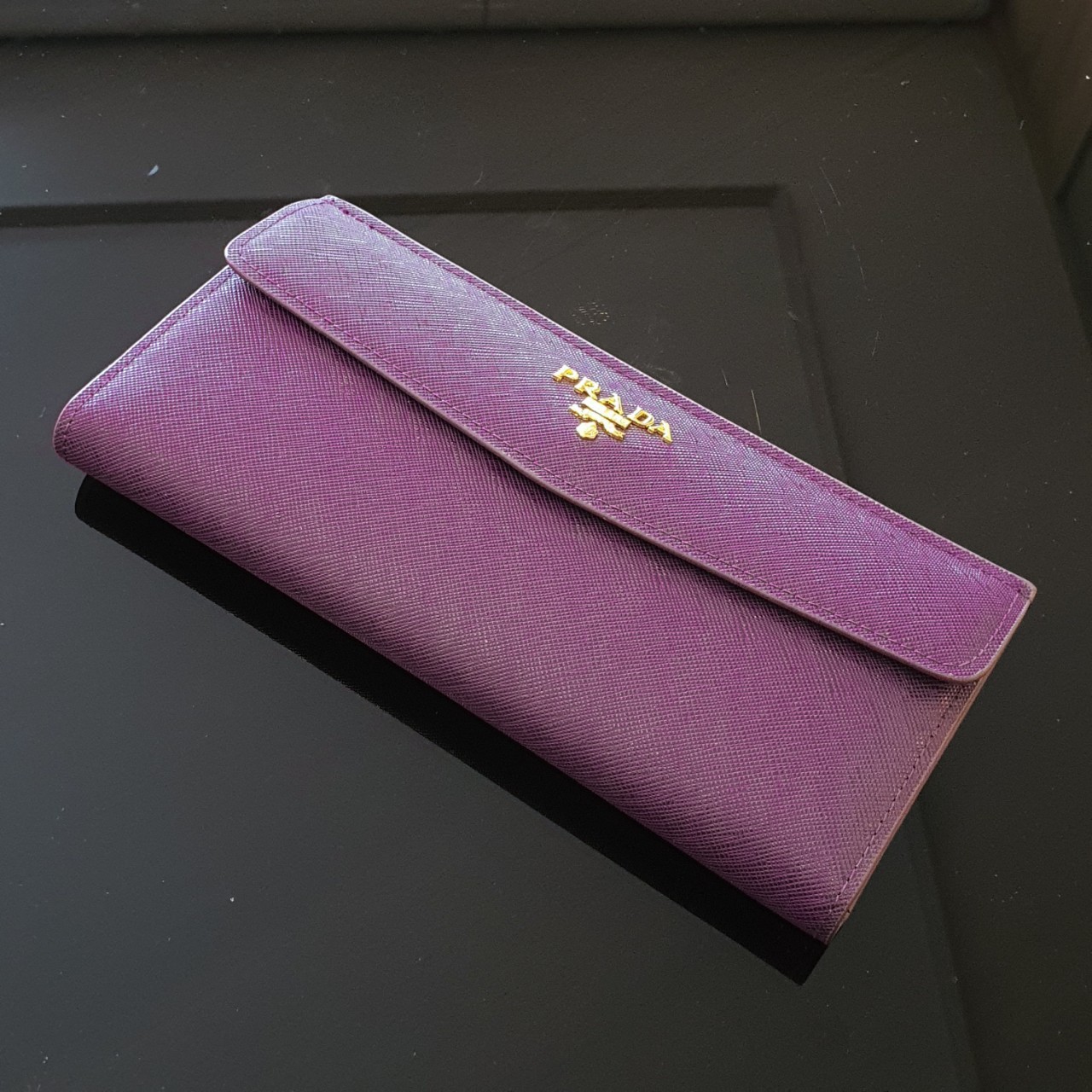 PRADA LONG WALLET กระเป๋าสตางค์รับทรัพย์ ทรงหรู จากแบรนด์ PRADA ลายหนัง SAFFIANO มีช่องใส่บัตร ถึง 12 ช่อง และช่องซิปใส่ของจุกจิกได้ น้ำหนักเบา จับถนัดมือ ขนาดกำลังดีคะ ถือแล้วดูดี อะไหล่ทองสุดหรู ใช้แล้วสวยแน่นอนค้า