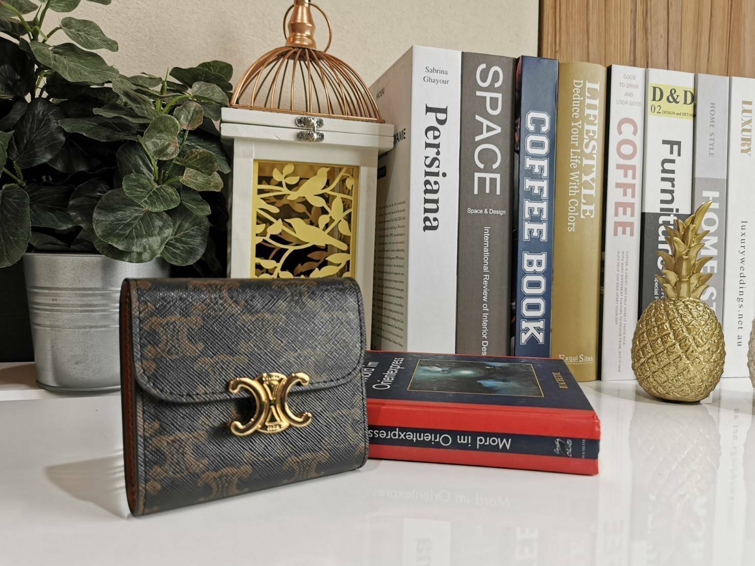 พรีเมี่ยมกิ๊ฟแท้ 100% 】CELINE SHORT WALLET VIP GIFT WITH PURCHASE (GWP) พรีเมี่ยมกิ๊ฟ Limited จาก CELINE HAUTE PARFUME DUTYFREE COUNTER วัสดุ Triomphe Canvas หนังสวยอยู่ทรงปั้มโลโก้ด้านหน้าเปิดปิดฝาพับกระดุม ภายในมีช่องแบ่งหลายช่อง มีช่องใส่บัตรหลายช่อง ช