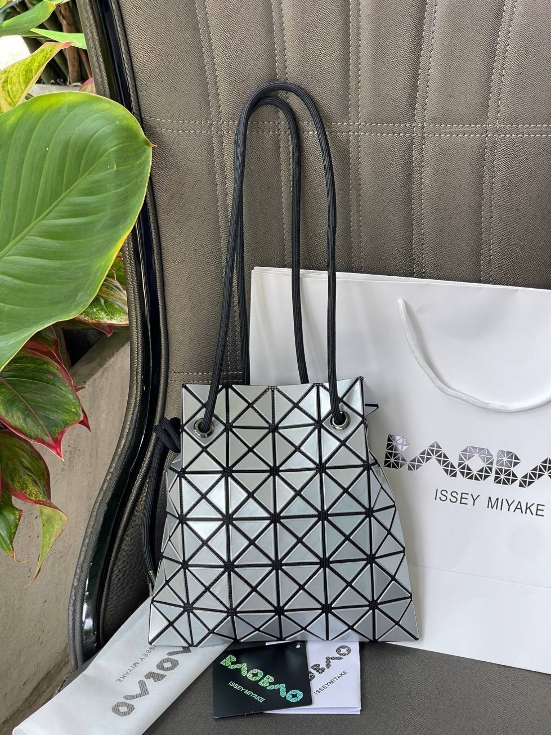 Baobao Issey Miyake Wring Small Bag กระเป๋าสะพายครอสบอดี้พร้อมสายรูดเปิดปิด สามารถปรับความยาวของสายได้ตามสไตล์ความชื่นชอบ ด้วยดีไซน์ทรงน่ารัก เหมาะสำหรับให้สาวๆหยิบใช้ในวันสบายๆ แต่เต็มเปี่ยมไปด้วยความคล่องแคล่ว ไฮไลต์ของซีซั่นนี้คือกระเป๋าที่มาพร้อมกับเช