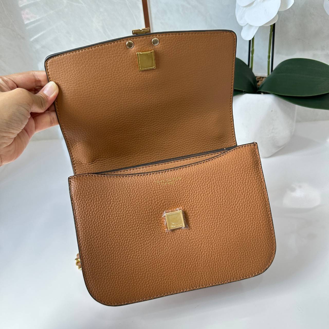 Tory Burch Britten Small Convertible Shoulder Bag คอลเลคชั่นใหม่สุดเรียบหรู