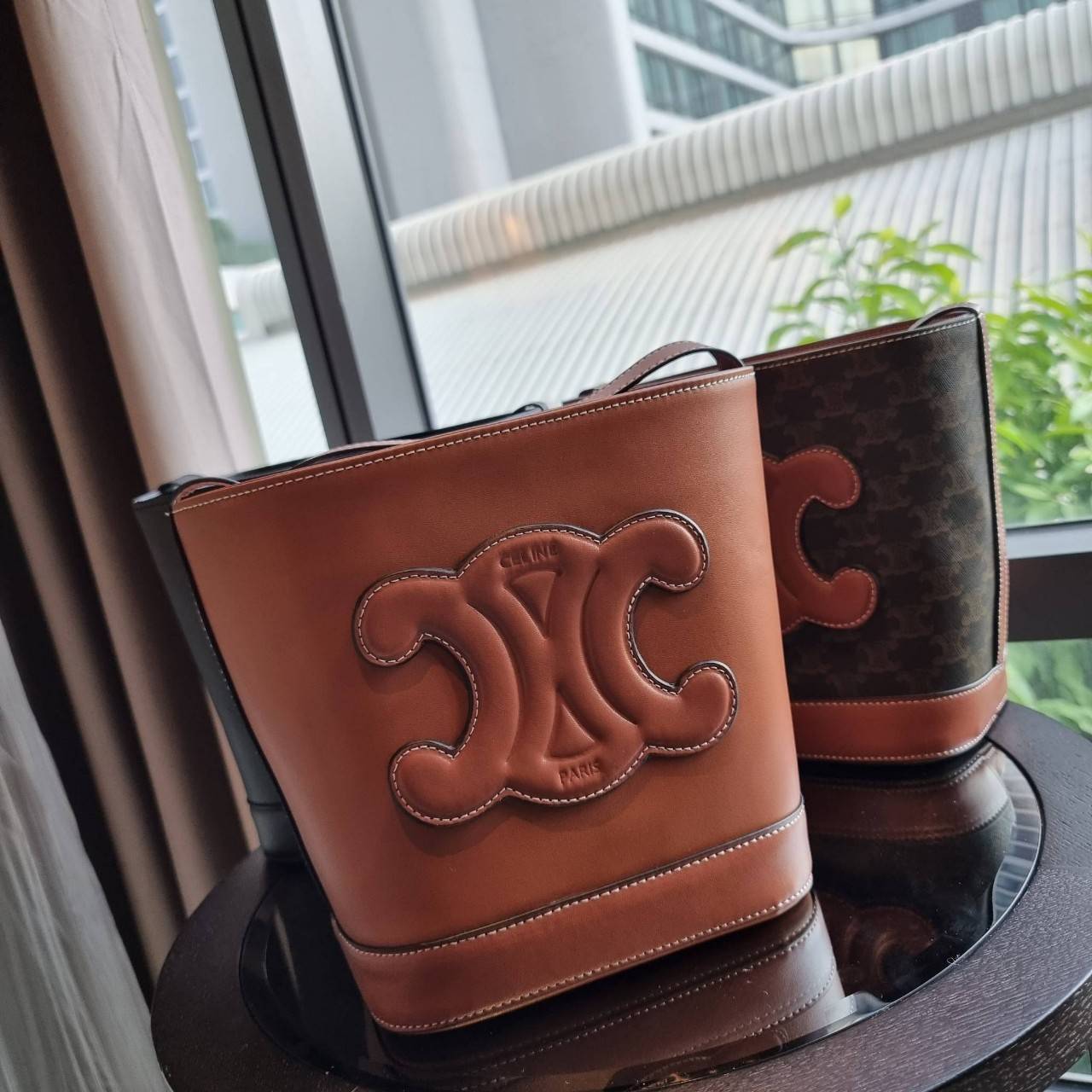 VIP 】CELINE BUCKET BAG CUIR TRIOMPHE คอลเลคชั่นใหม่ ฮิตข้ามปี กับกระเป๋าสะพายทรงถัง ใช้งานง่ายที่สุด สายสะพายในตัว ปรับใช้ได้เลย วัสดุหนังวัว เรียบหรู ผู้ดีไปอีก โดดเด่นด้วยโลโก้เอกลักษณ์ มีกระดุมปิดที่ปากกระเป๋า ภายในโล่งกว้าง ใส่ของแบบจุๆไปเลย เป็นรุ่นท