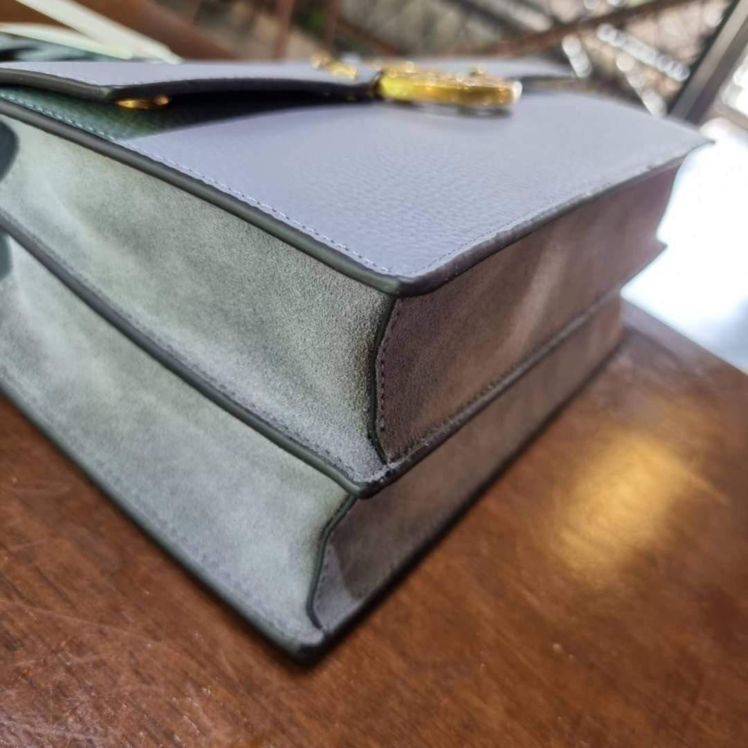 TORY BURCH MILLER SHOULDER BAG รุ่นยอดนิยม รุ่นหายาก รุ่นที่สาวๆตามหา ใบนี้เลย!! สวยหรู ผู้ดีทุกสี กระเป๋าสะพายไหล่ ดีไซน์อยู่ทรง คลาสสิคแฝงความหรูด้วยโลโก้สีทองอร่ามโดดเด่น วัสดุหนัง pepble สลับหนังวัวแท้ เปิด-ปิดด้วยกระดุมแม่เหล็ก ภายในโล่งกว้างมาก แบ่ง