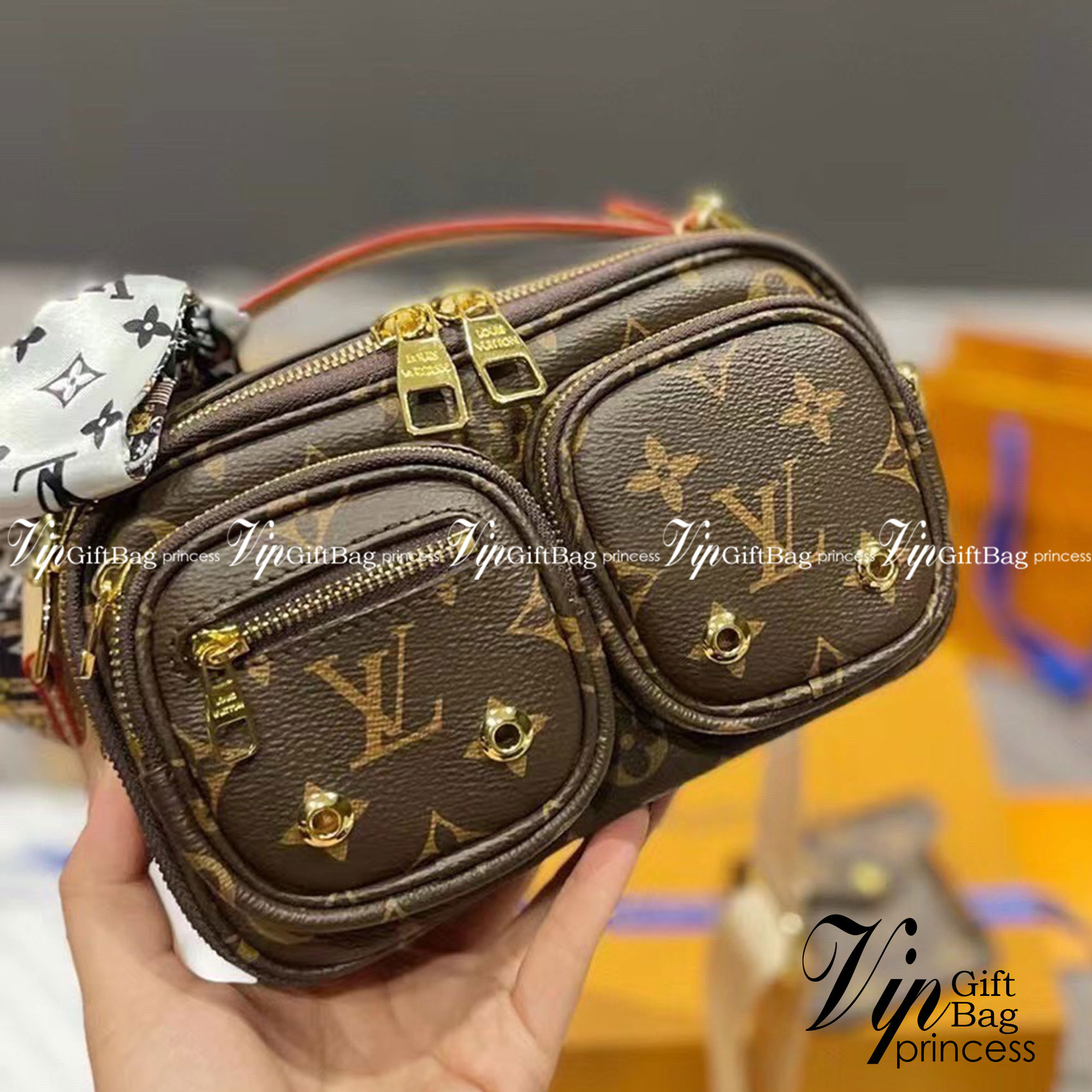 LV UTILITY CROSSBODY BAG กระเป๋าสะพาย และคาดอกได้ เท่มากๆ เลยค่ะ รุ่นนี้เป็น unisex ใช้ได้ทั้งชายหญิง รุ่นตามหา หนังลายโมโนแกรม งานสวย อะไหล่ปั้มทุกจุด ราคาสุดคุ้ม คุณภาพงานตามรูป ถ่ายจากสินค้าจริง สวยปังๆ เลยค่า
