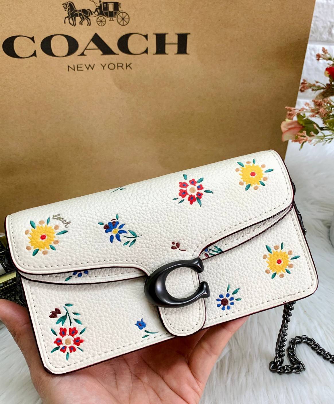 COACH TABBY CROSSBODY WITH WILDFLOWER PRINT ((810)) พร้อมส่งที่ไทยค่ะ! กระเป๋าสะพายครอสบอดี้ร์หรือสามารถถือแบบคลัทออกงานสวยๆได้เลยนะคะ วัสดุหนังแท้ หนังนิ่มค่ะ