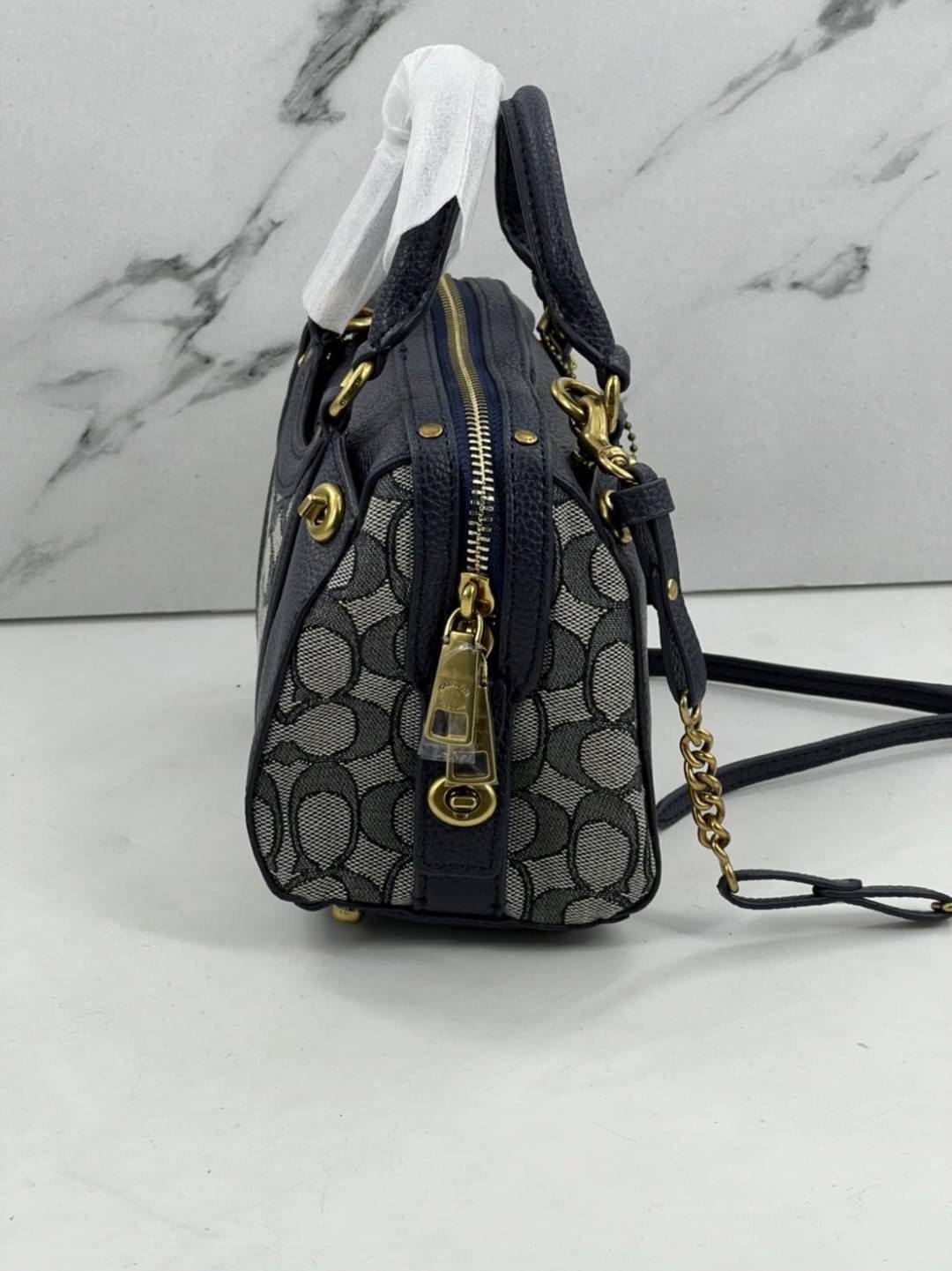 COACH LARK BAG 19 IN SIGNATURE JACQUARD พร้อมส่งที่ไทย สวยก่อนใครแน่นอนค่ะ กระเป๋าสะพายข้าง//ครอสบอดี้ร์ วัสดุหนังแท้+Jacqurd ได้ลงตัวสวยงามมากๆค่ะ มีช่องใส่ของจุกจิกทั้งด้านหน้าและหลัง ;เปิดปิดกระเป๋าแบบซิปคู่ ภายในสามารถใส่กระเป๋าเงินใบกลางได้;มือถือได้