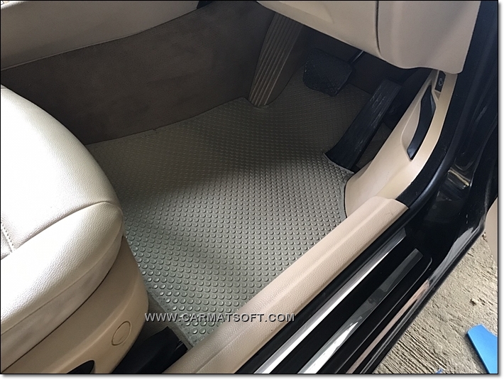 ยางปูพื้นรถยนต์BMW E46 รุ่น minimat กระดุมเม็ดเล็ก สีครีม (5ชิ้น)