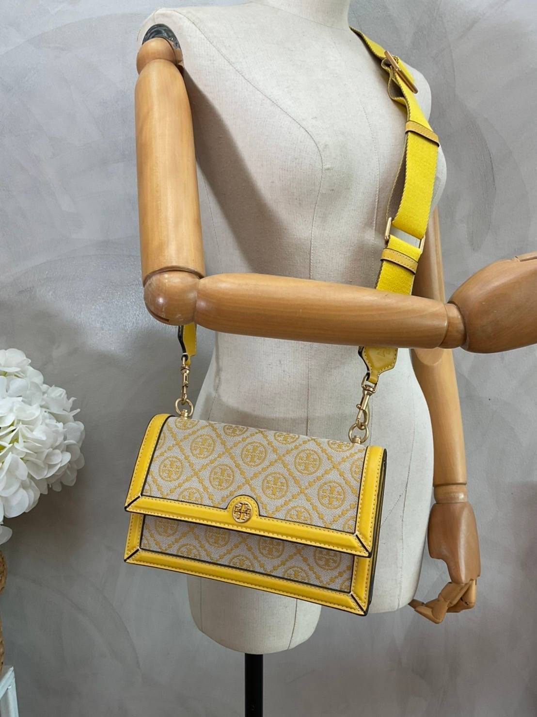 TORY BURCH 81000 MINI T MONOGRAM JACQUARD SHOULDER BAG คอลเลคชั่นฤดูใบไม้ผลิ 2021 กระเป๋าสะพายรุ่นใหม่จาก Tory Burch ดีไซน์สวยคลาสสิค แฝงไว้ด้วยความหรู ลวดลายผ้าแจ็คการ์ด T Monogram บนกระเป๋า Tory Burch นี้ เป็นการยกย่องให้กับงานควิลท์ชาวเพนซิลเวเนียดัตช์