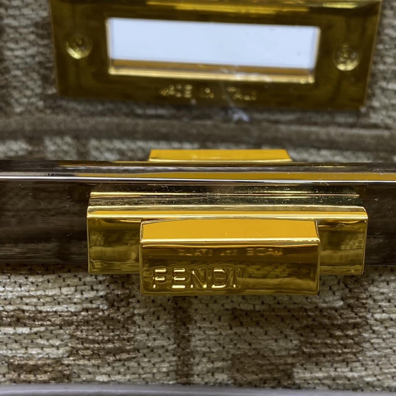 Fendi peekaboo 25cm เกรดออริจินอล กระเป๋าเฟนดิ คลาสสิกตามแบบฉบับแบรนด์ วัสดุคุณภาพอย่างดี เพิ่มความหรูหราและโดดเด่นด้วยการตกแต่งลวดลายโลโก้เด่นชัดทั้งใบ และด้วยขนาดที่กะทัดรัดและดีไซน์ที่เรียบหรูนี้ จึงสามารถนำไปแมทช์กับการแต่งตัวได้ง่าย ไม่ว่าจะเป็นสไตล์