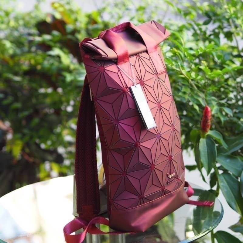 PRICE : 1490.- | Free ems 😊 ของแท้ 100% 👍🏻 *มีถุงซิปล็อคแบรนด์* Adidas 3D Roll Top Backpack กระเป๋าเป้ Unisex ดีไซน์สุดฮิตสไตล์ ISSEY MIYAKE ใช้ได้ทั้งชายและหญิง เปิดปิดแบบ Roll Top ด้านหน้ามีโลโก้ ด้านหลังมี1ช่องซิป หัวซิปตีแบรนด์