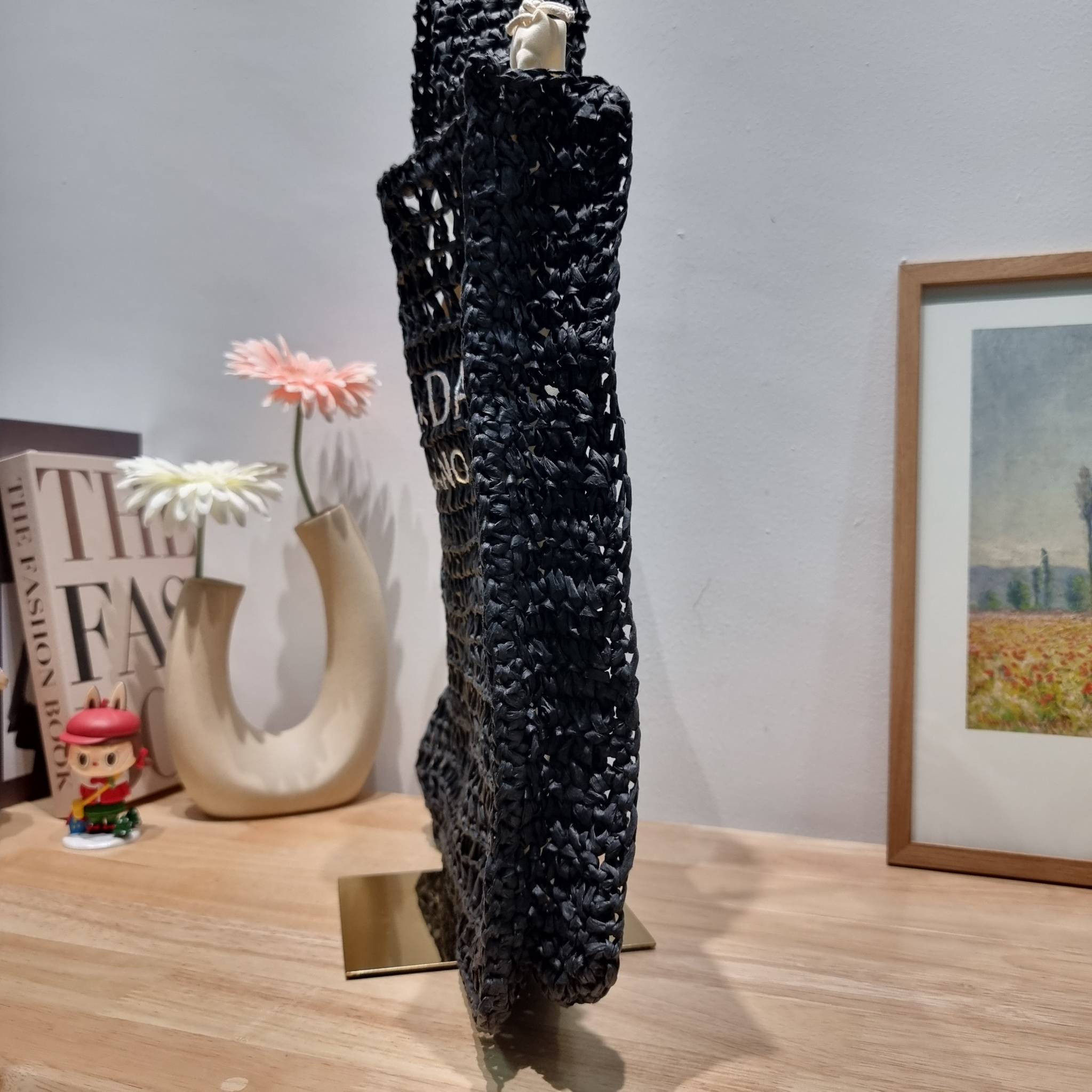 PRADA RAFFIA TOTE BAG สวยไม่ซ้ำใคร สไตล์บีช เหมาะมากกับการสะพายไปเที่ยวทะเล หรือจะใช้ในวันสบายๆก็ตอบโจทย์ กับกระเป๋าสะพายสานใบใหญ่ ตัวกระเป๋าเป็นวัสดุสังเคราห์จากธรรมชาติ