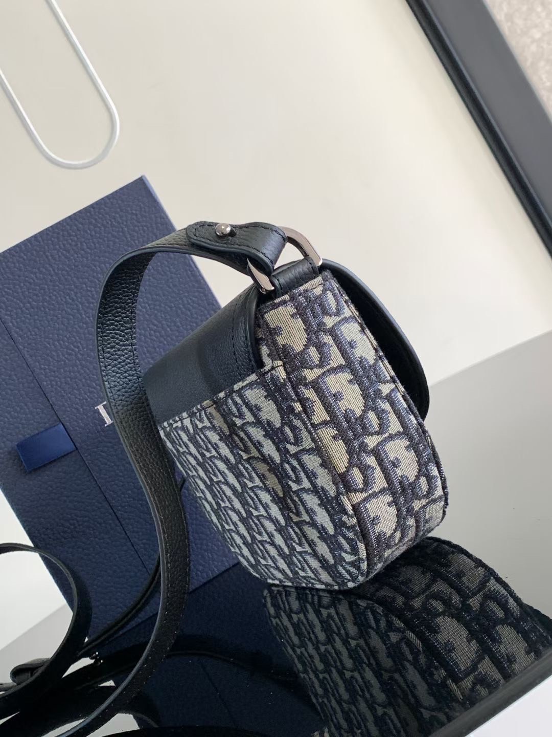 DIOR MINI Saddle Messenger Bag with Flap / Khaki / Black / Oblique Jacquard with Grained Leather กระเป๋าสะพายทรงแมสเซ็นเจอร์ รุ่นยอดนิยมของท่านชาย เกรดท็อปออริ สลับแท้ 1:1