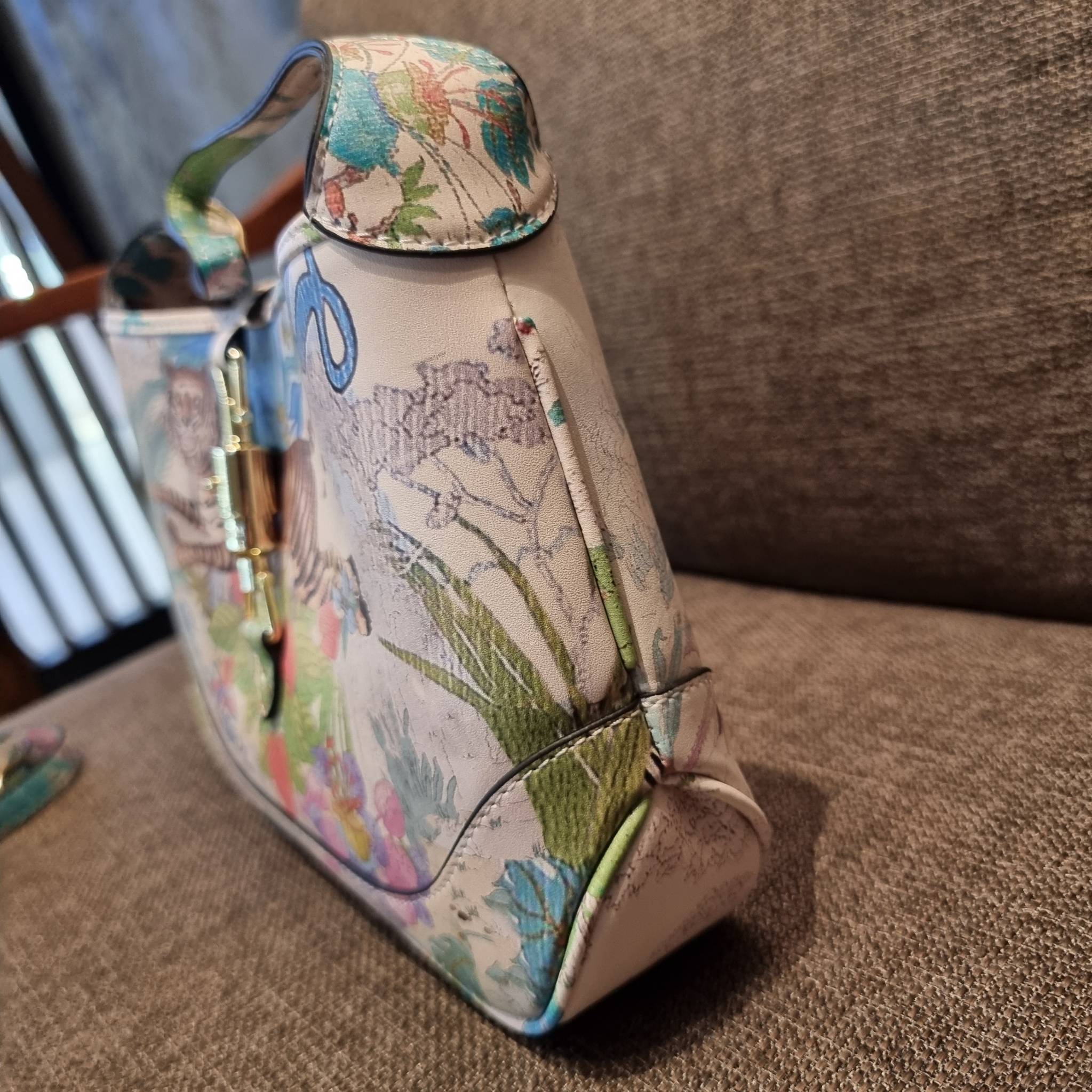 GUCCI SHOULDER BAG โปรเจคฉลองปีเสือ ปังฉุดไม่อยู่!! คอลเลคชั่นยอดฮิต GC multi bag ไซส์ใหญ่น่าสะพาย ดีไซน์ลวดลายชิคมากๆ!! โดดเด่นไม่ซ้ำใคร กับกระเป๋าสะพายวีไอพี พรีเมี้ยมกิ๊ฟที่จะทำให้หลงรักกันไปแบบสุดๆ มีดีเทลแฝงความหรูในตัว วัสดุหนังสังเคราะห์พรินท์ลายคม