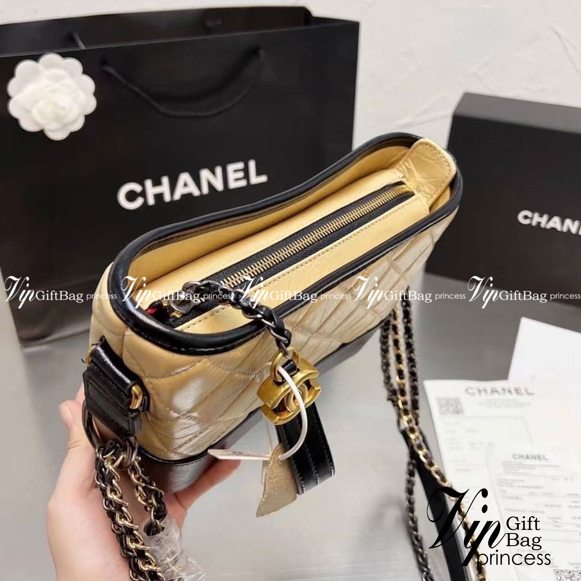 CHANEL SHOULDER BAG / CHANEL GABRIELLE HOBO BAG มี 2 size 8" 10" กระเป๋าสะพายข้าง/ไหล่ หนังนิ่ม หรู มาพร้อมพวงกุญแจสัญลักษณ์แบรนด์ อะไหล่พร้อมโซ่สะพายสีทองสลับเงิน สามารถสะพาย crossbody หรือสะพายไหล่ได้หมด สะพายแล้วขับผิวมากๆ