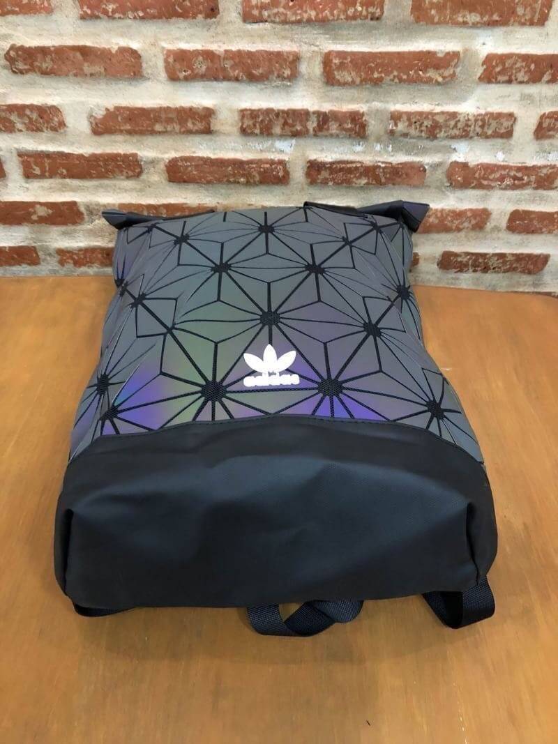 Adidas 3D Roll Top Backpack กระเป๋าเป้ Unisex ดีไซน์สุดฮิตสไตล์ ISSEY MIYAKE ใช้ได้ทั้งชายและหญิง เปิดปิดแบบ Roll Top ด้านหน้ามีโลโก้ ด้านหลังมี1ช่องซิป หัวซิปตีแบรนด์2ฝั่งตามคอลเลคชั่นY2018สวยดูดีใบใหญ่กำลังดีน้ำหนักเบา ภายในกว้างและจุ มีโลโก้ ช่องซิปช่อ