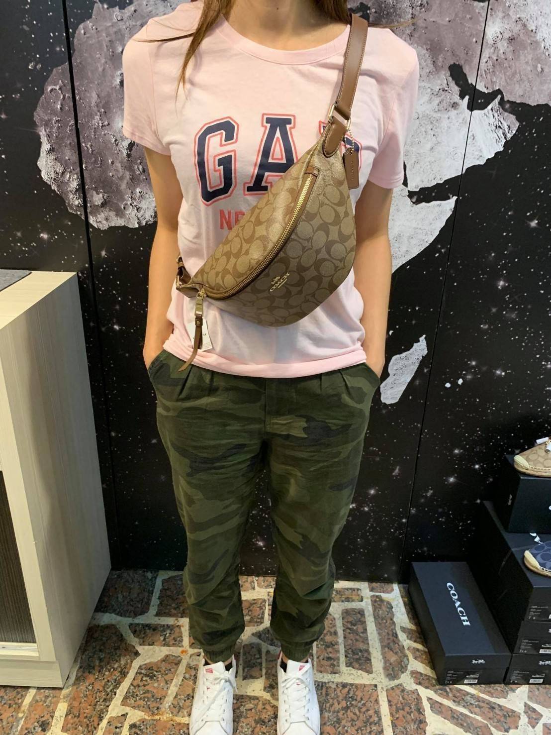 COACH F48740 BELT BAG IN SIGNATURE CANVAS กระเป๋าคาดอกทรง Unisex ที่ขายดีถล่มทลาย!! ขายได้ตลอดปี!! สวยเท่ทุกสี วัสดุหนังแคนวาสเคลือบคุณภาพดี ทนทาน ใช้งานง่าย ภายในเป็นช่องโล่ง เหมาะสำหรับคนที่ชอบพกอะไรง่ายๆ รับรองตอบโจทย์น้า