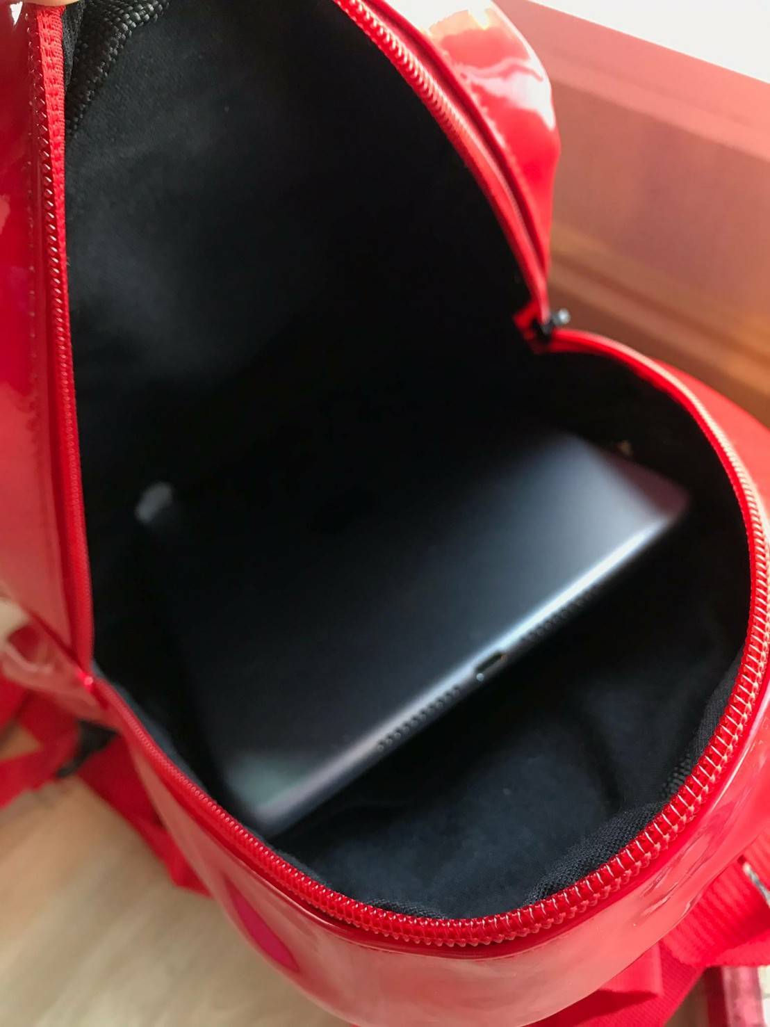 Adidas Classic Mini Backpack กระเป๋าเป้สะพายขนาดกลาง วัสดุหนังแก้ว ขนาดกะทัดรัด กันน้ำได้ เปิดปิดด้วยซิปเดียว ใส่มินิไอแพค กระเป๋าสตางค์ยาวได้ มีสายสะพายสองเส้น สามารถสะพายเป็นทรงครอสบอดี้ หรือเป้ก็น่ารักไปเลยคร้า!