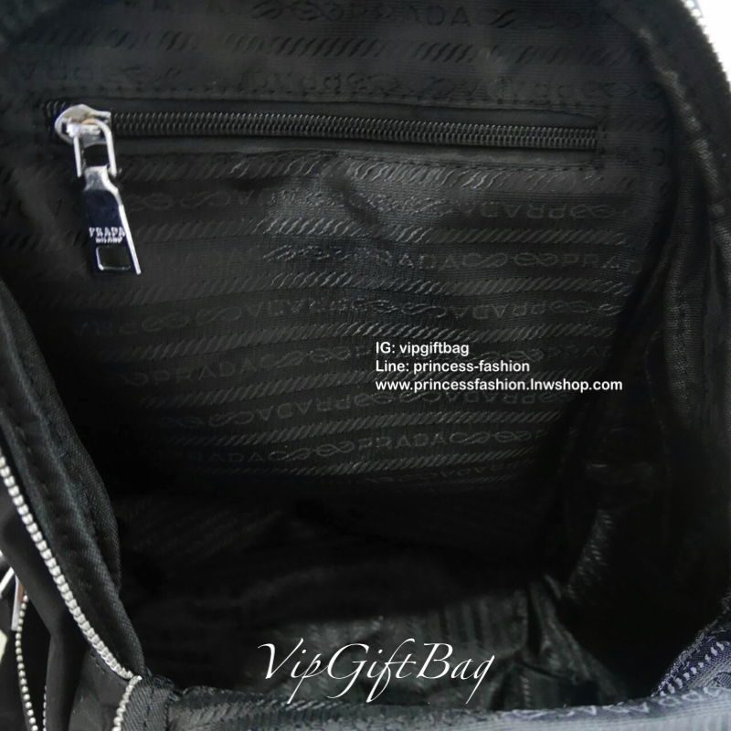 ุ่นใหม่พร้อมส่ง NEW!! PRADA NYLON BACKPACK กระเป๋าสะพายเป้ วัสดุทำจาก ผ้าPolyester คุณภาพดี สามารถกันน้ำได้ในระดับนึง เปิดปิดด้วยซิปจุของได้เยอะ สายสะพายหลังลายแบรนด์ สามารถปรับได้ฟรีด้านหน้ามีช่องซิป2ช่องใส่ของได้ ด้านในมีช่องแบ่งสามารถใส่มือถือได้ ใส่เอ