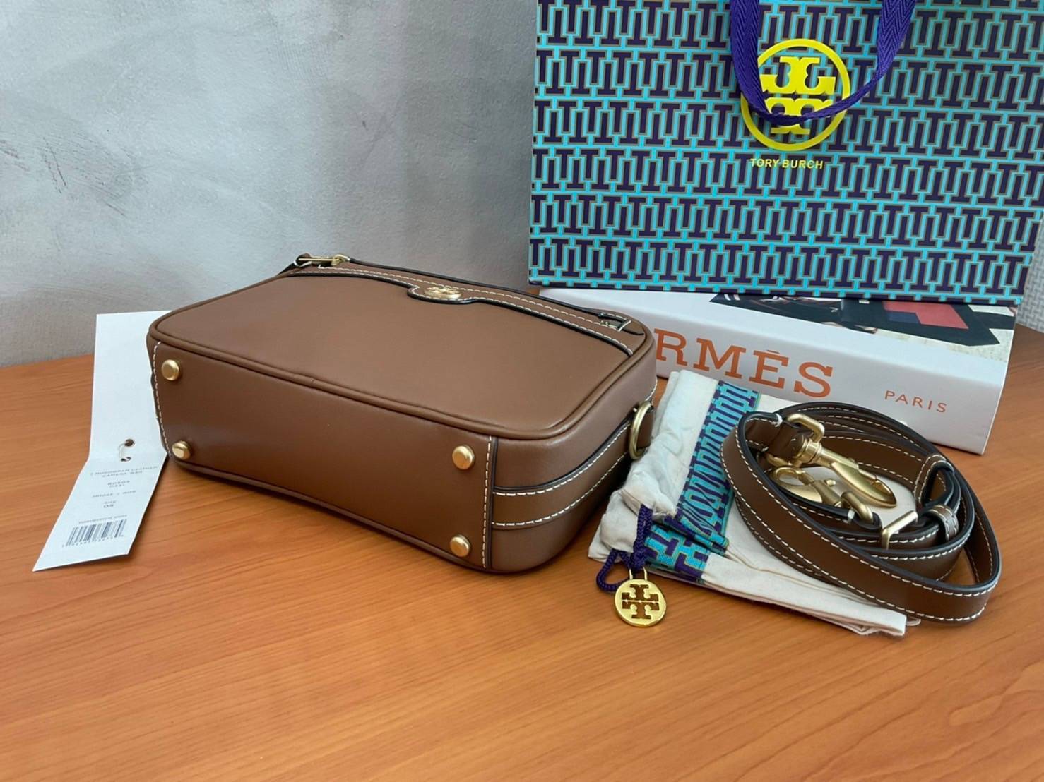 TORY BURCH T MONOGRAM JACQUARD CAMERA BAG กระเป๋าสะพาย Crossbody วัสดุหนังวัวแท้ การออกแบบเรียบง่าย ยังคงความหรูหราเอาไว้ โดดเด่นด้วยลวดลาย T Monogram มาพร้อมสายสะพายยาวแบบสปอร์ต ถอดออกได้ สายปรับระดับได้ ตอบสนองการใช้งานได้ดี มีหูหิ้วด้านบนสามารถใช้งานได