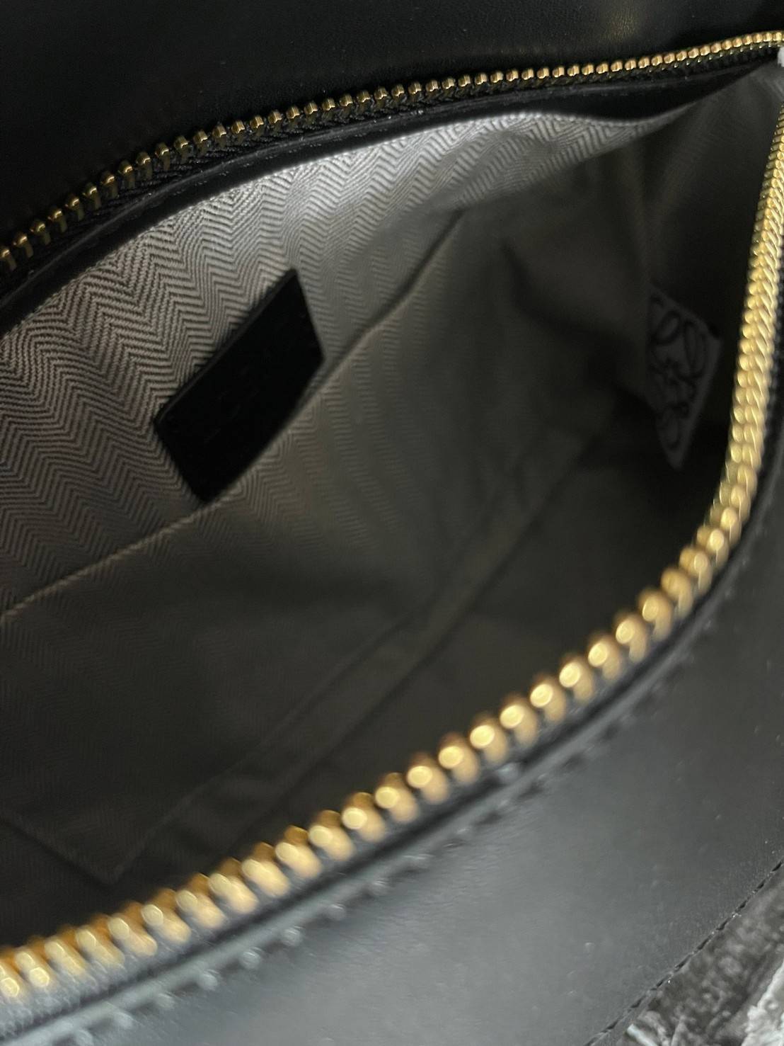 Loewe Puzzle Hobo bag กระเป๋ารุ่น Puzzle มีความพิเศษในหลายด้าน ไม่ว่าจะเป็นรูปทรงที่แปลกใหม่ มินิมอลด้วยโลโก้อนาแกรมแบบประทับ ดูหรู เป็นกระเป๋า Unisex ที่ไม่ว่าคุณจะเป็นผู้หญิงหรือผู้ชายก็ใช้งานได้ ลายกระเป๋าได้มาจากการนำหนังมาเย็บต่อกันทั้งหมด ถึงแม้ว่าข