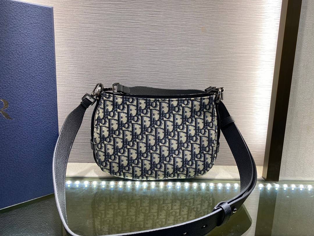 หนังแท้ DIOR MINI SADDLE SOFT BAG Beige and Black Dior Oblique Jacquard พร้อมส่งที่ไทย งานหนังแท้และผ้าแจ็คการ์ดออริจินอล ภาพสินค้าถ่ายจากงานขายจริง ใช้งานต่างประเทศได้